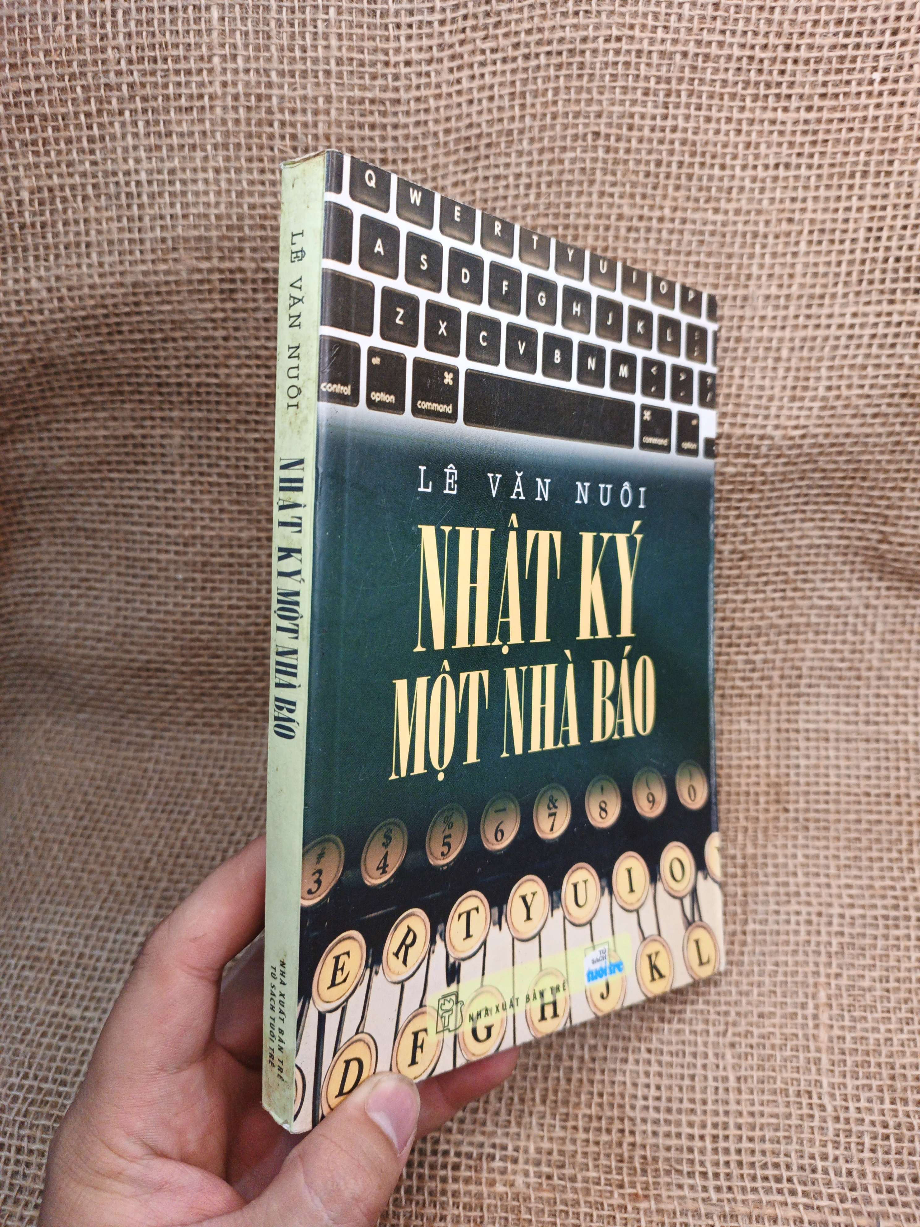 Nhật Ký Một Nhà Báo - Lê Văn Nuôi 2012 mới 80% ố (Sách văn học) HMT
