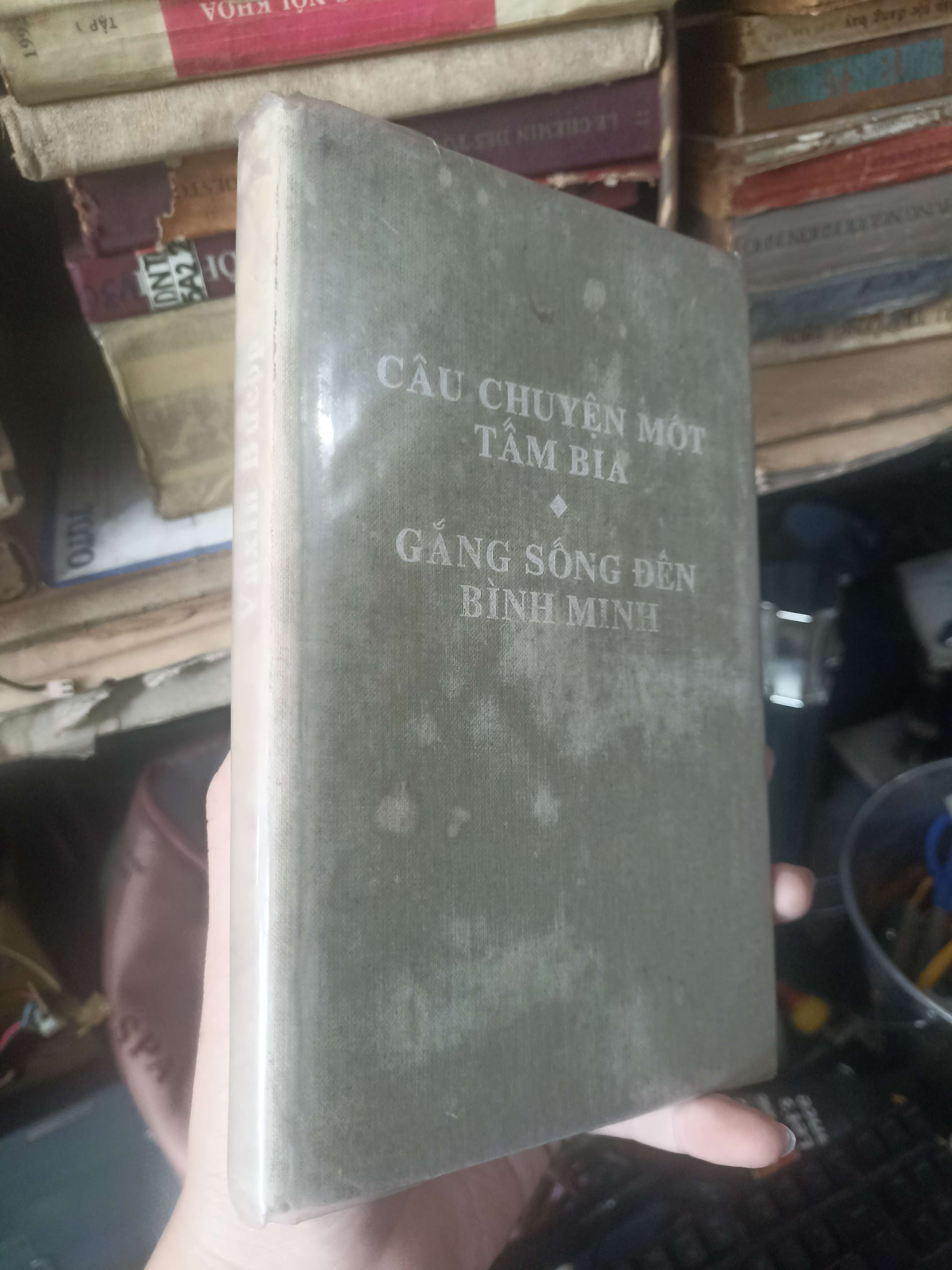 Câu chuyện một tấm bia / Gắng sống đến bình minh - Vaxin Bưcốp 1985 (Văn học Việt Nam) KSX