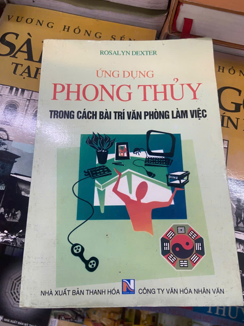 Ứng dụng phong thủy trong cách bài trí văn phòng làm việc - Rosalyn Dexter (Sách kiến thức tổng hợp) VAVO