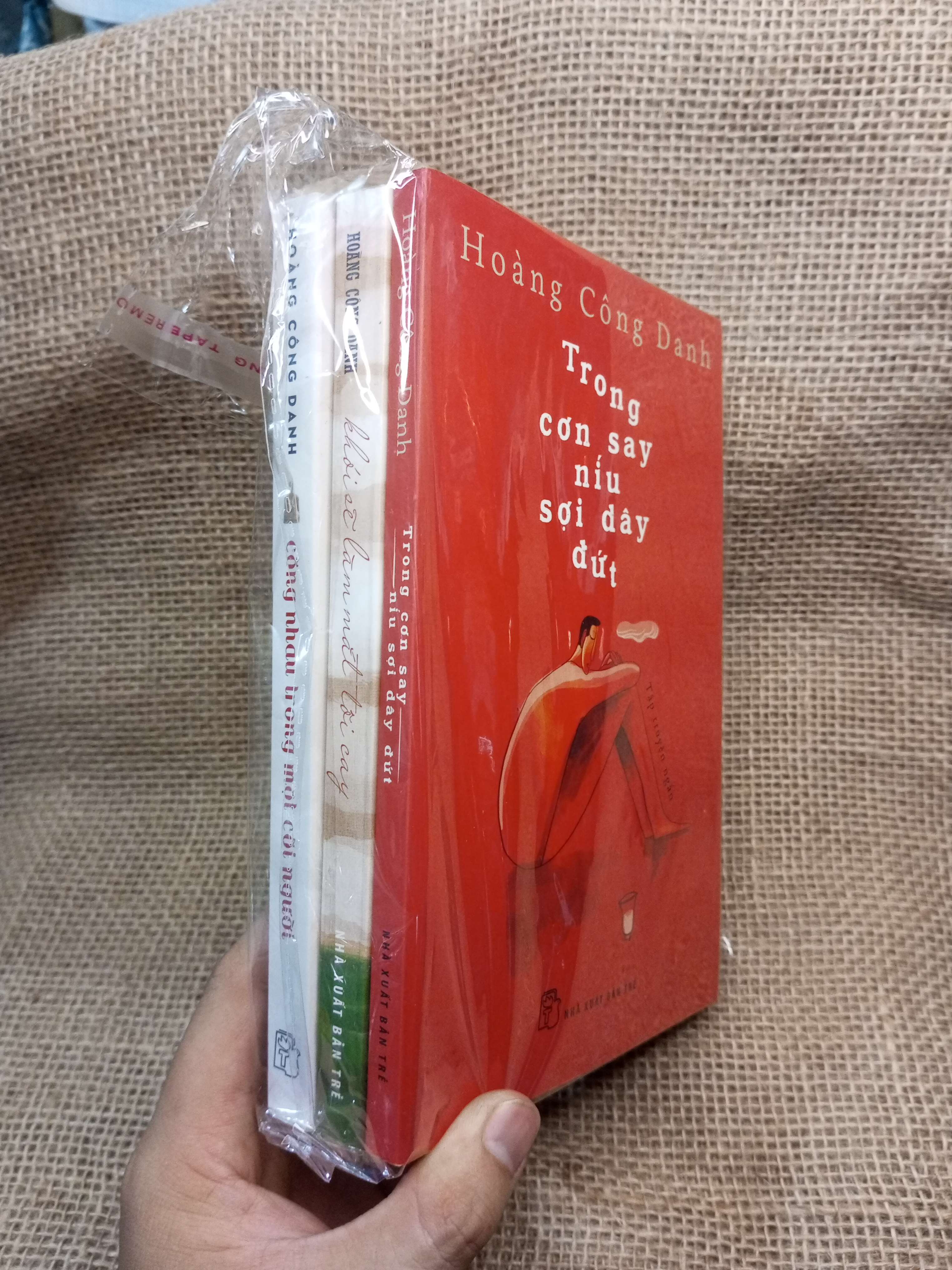 3 cuốn Hoàng Công Danh: Trong cơn say níu sợi dây đứt, khói sẽ làm mắt tôi cay, cõng nhau trong mọi cõi người mới 90% (Sách văn học) HMT