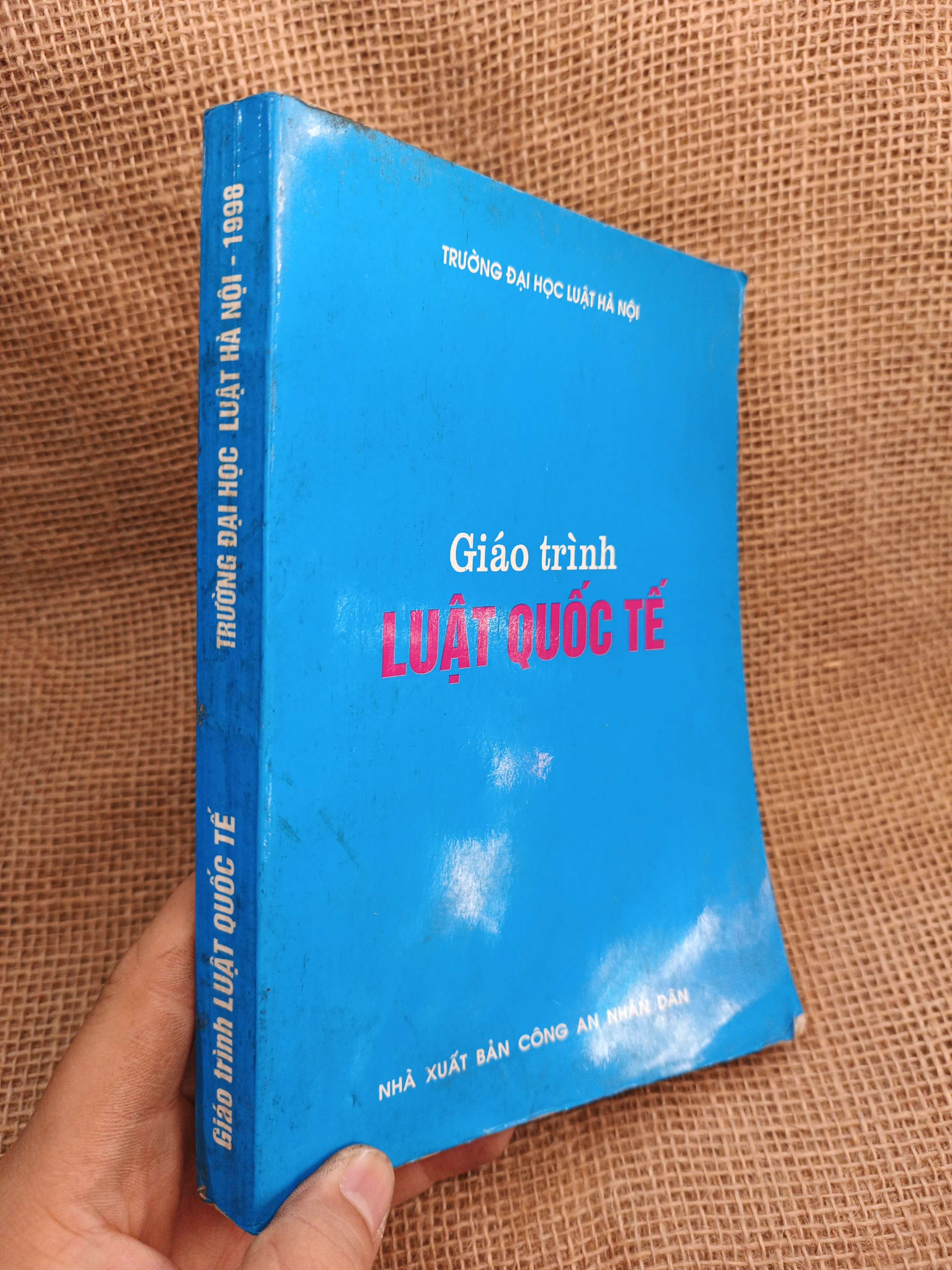 Giáo Trình Luật Quốc Tế 1998 mới 80% ố (Giáo trình đại học - cao đẳng) HLSC