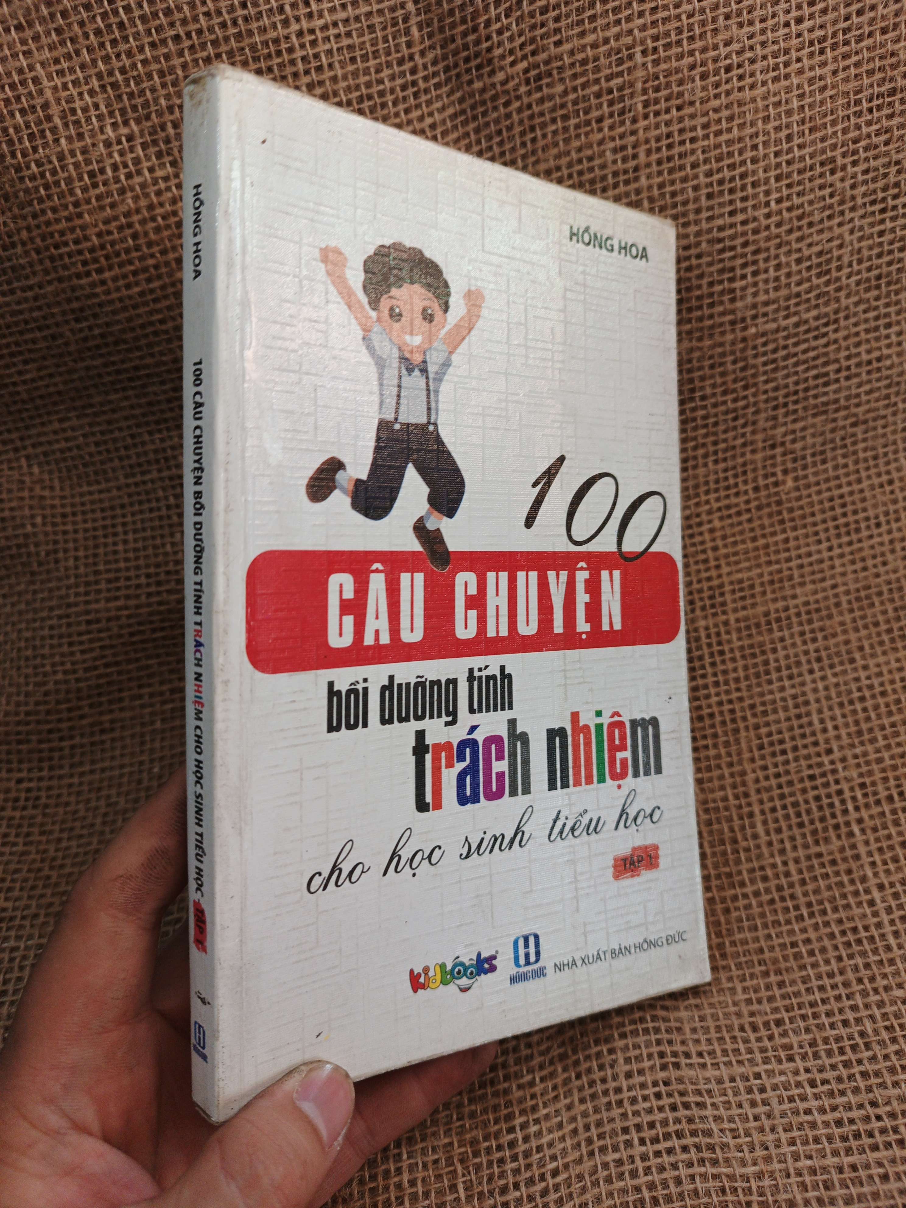 100 Câu Chuyện Bồi Dưỡng Tính Trách Nhiệm Cho Học Sinh Tiểu Học - Tập 1 - Hồng Hoa 2012 mới 80% ố nhẹ (Sách kỹ năng) HLSC