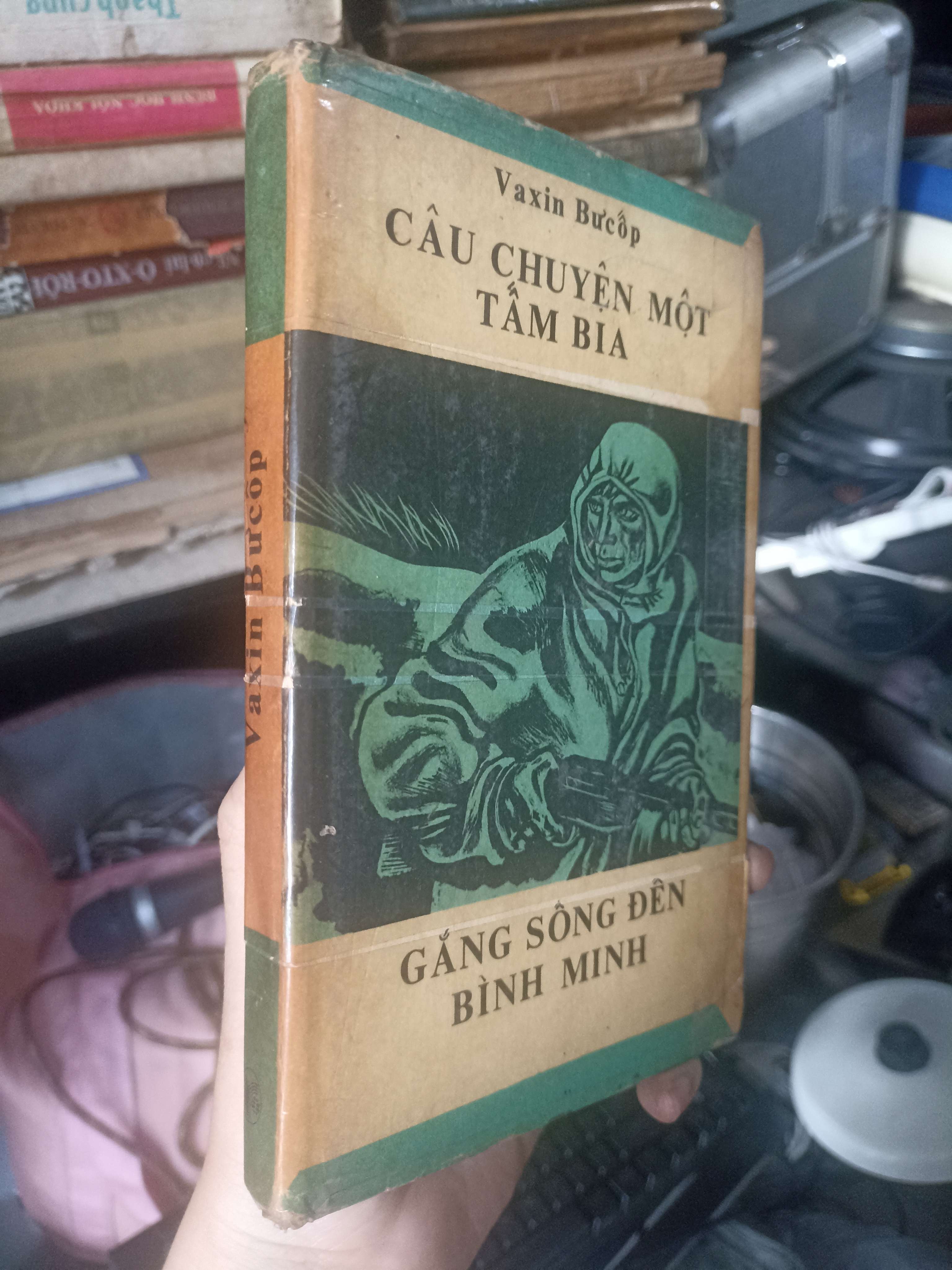 Câu chuyện một tấm bia / Gắng sống đến bình minh - Vaxin Bưcốp 1985 (Văn học nước ngoài) KSX