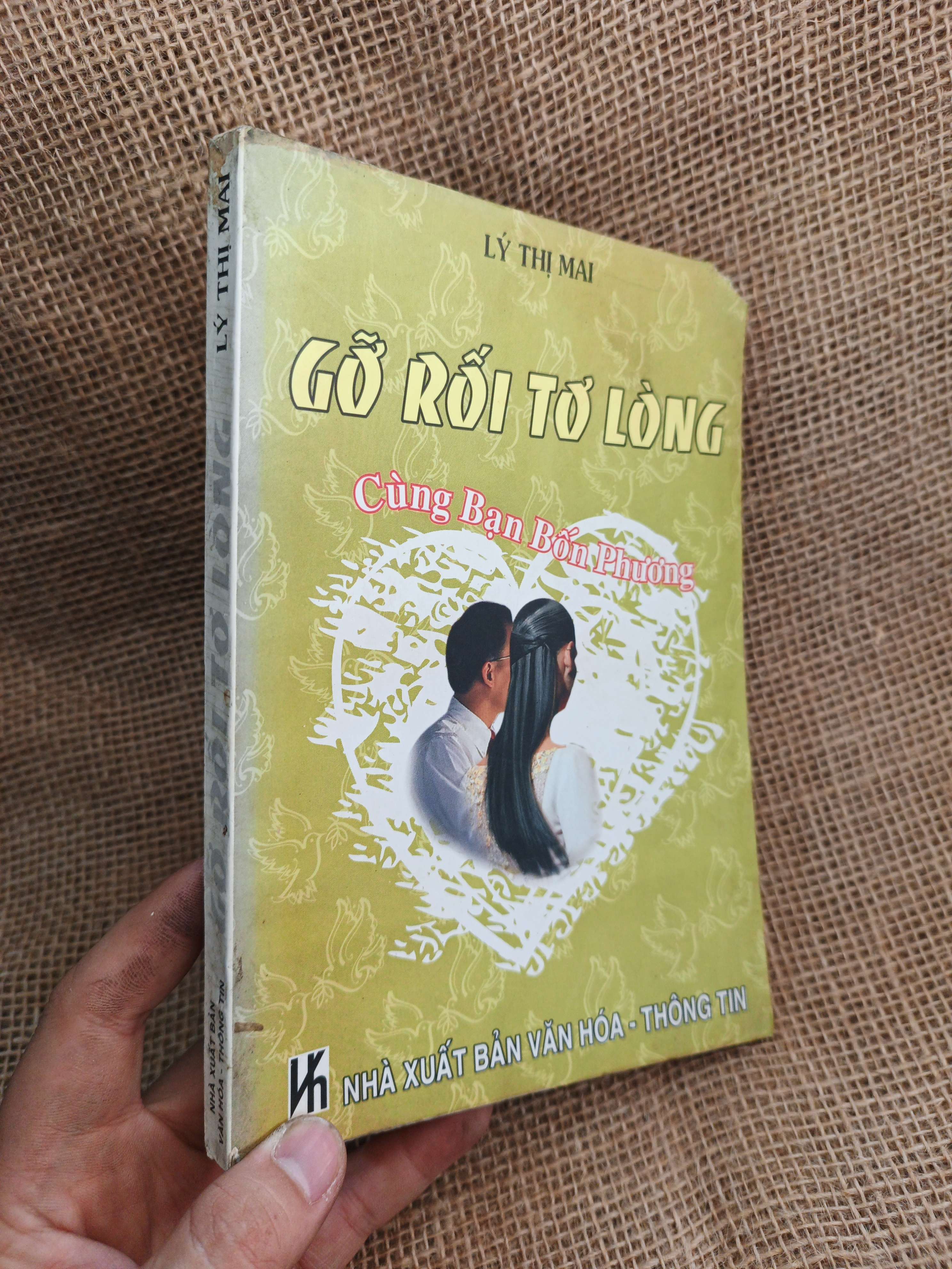 Gỡ Rối Tơ Lòng Cùng Bạn Bốn Phương - Lý Thị Mai 2003 mới 80% ố (Sách văn học) HLSC