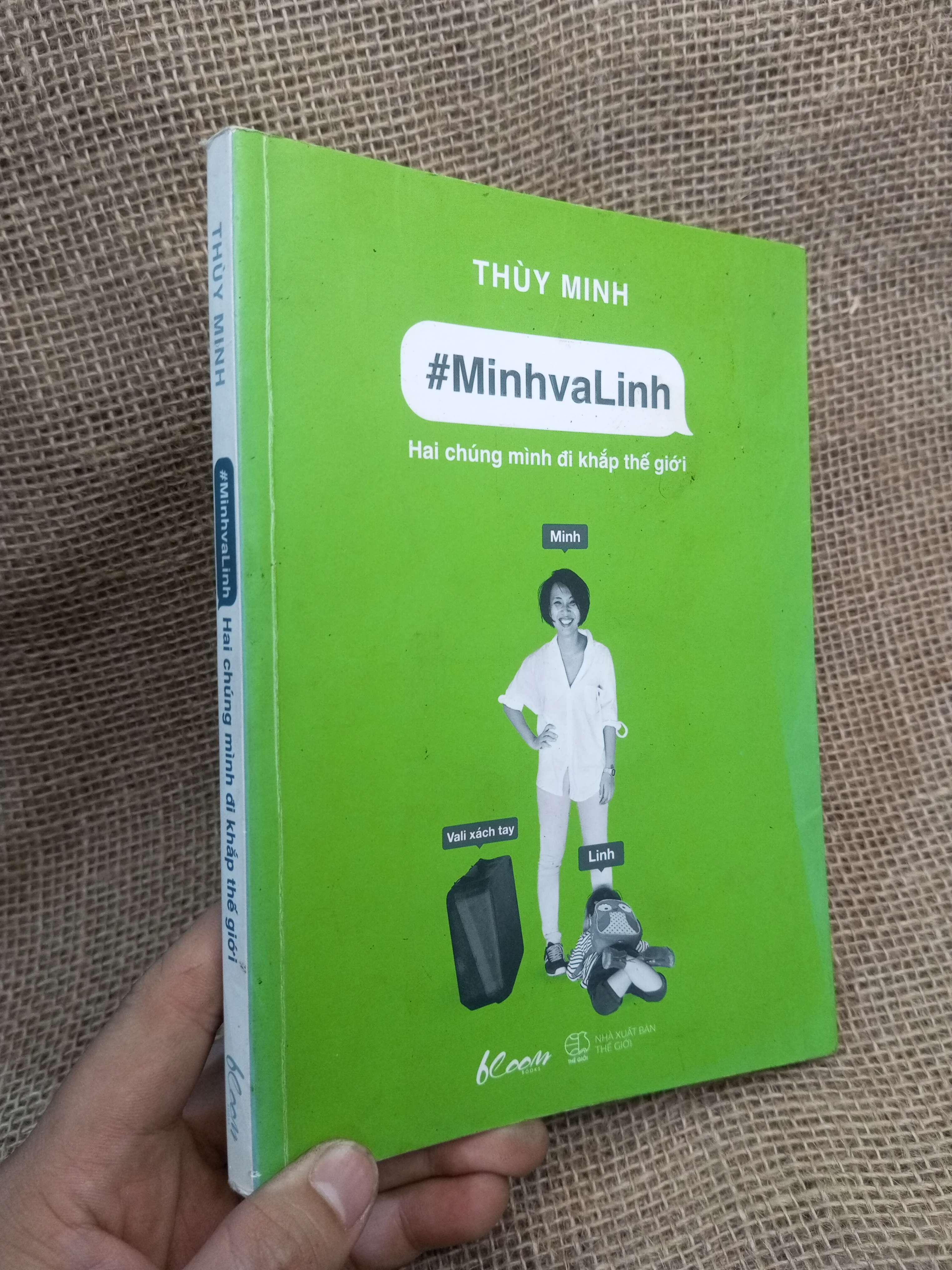 #MinhvaLinh: Hai Chúng Mình Đi Khắp Thế Giới - Thùy Minh 2015 mới 80% ố (Sách văn học) HLSC