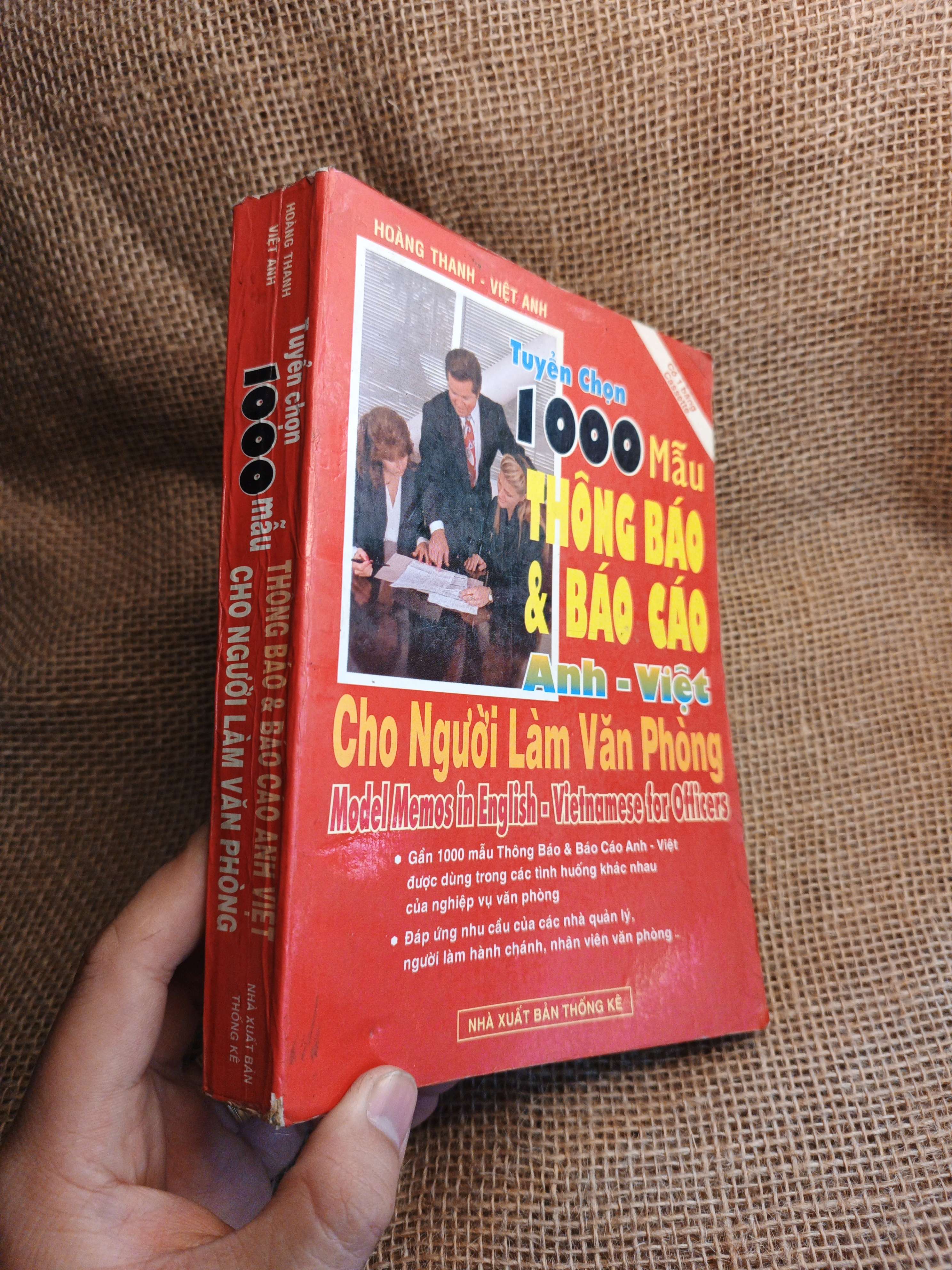 Tuyển Chọn 1000 Mẫu Thông Báo Và Báo Cáo Anh - Việt Cho Người Làm Văn Phòng - Hoàng Thanh, Việt Anh 2001 mới 80% ố ẫm nhẹ (Sách tự học tiếng Anh) HLSC