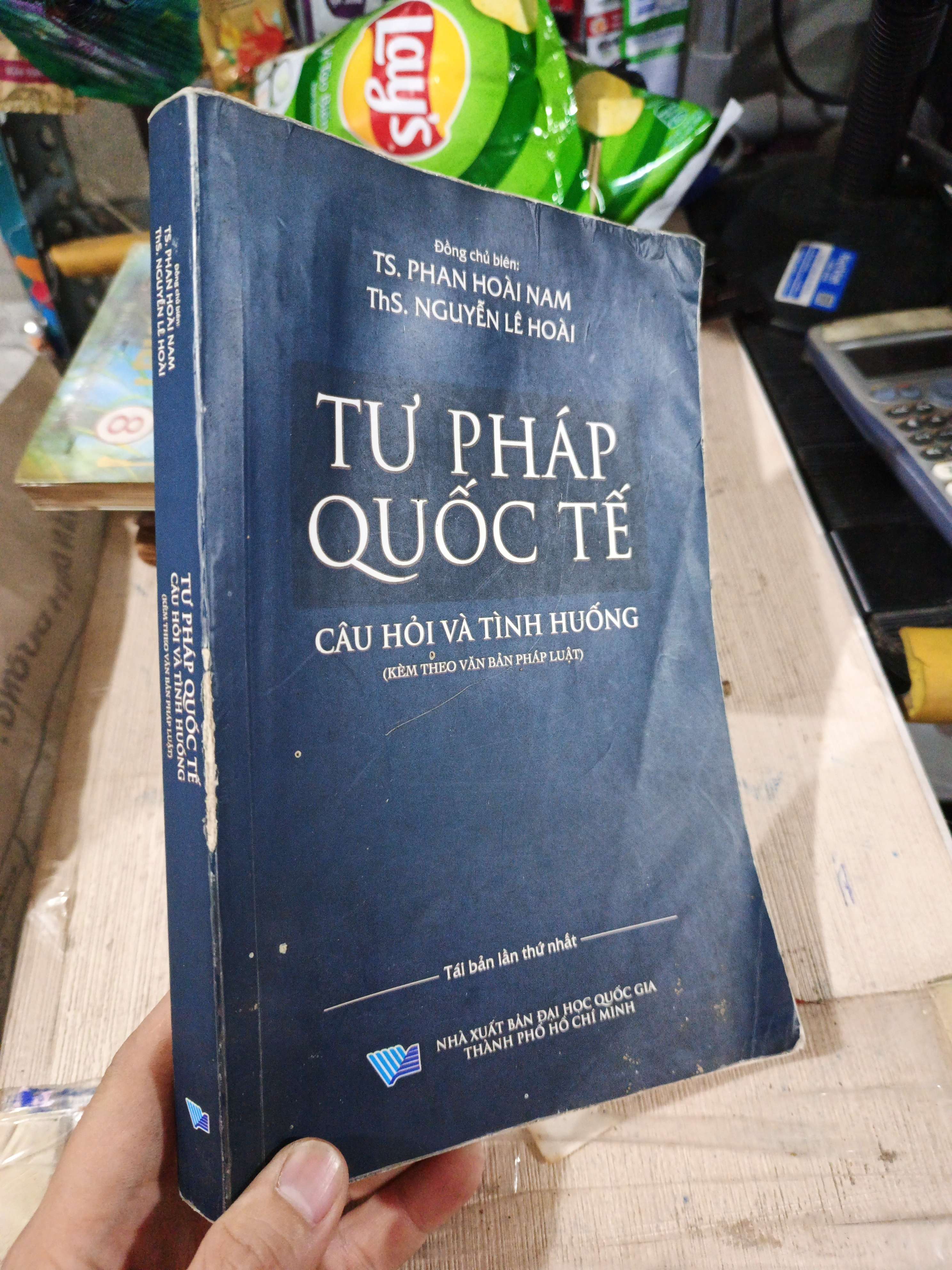 Tư Pháp Quốc Tế Câu Hỏi Và Tình Huống - Phan Hoài Nam, Nguyễn Lê Hoài 2023 mới 80% ẫm ố (Sách chính trị - pháp lý) HLSC