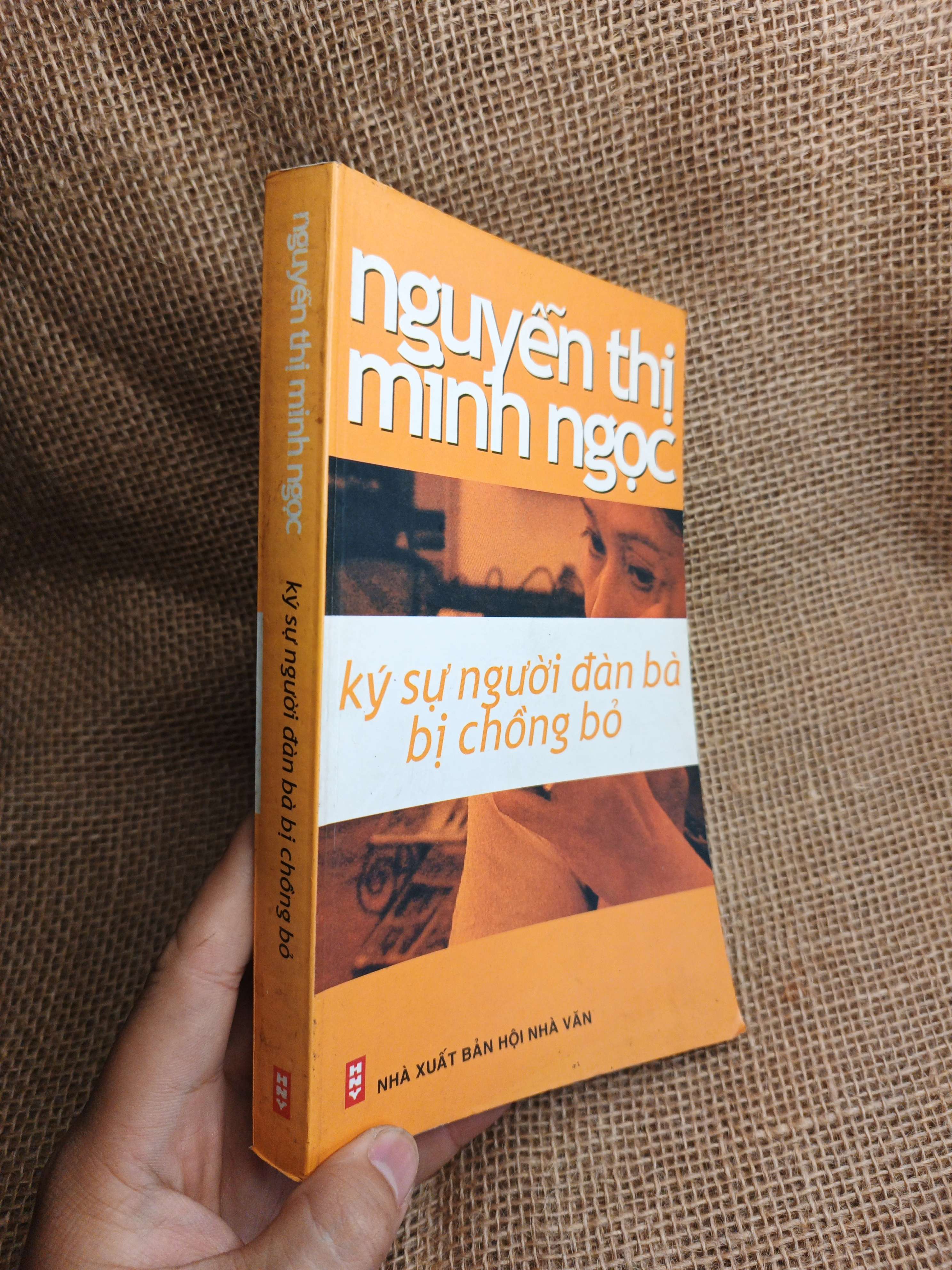 Ký Sự Người Đàn Bà Bị Chồng Bỏ - Nguyễn Thị Minh Ngọc 2007 mới 80% ố nhẹ (Sách văn học) HLSC