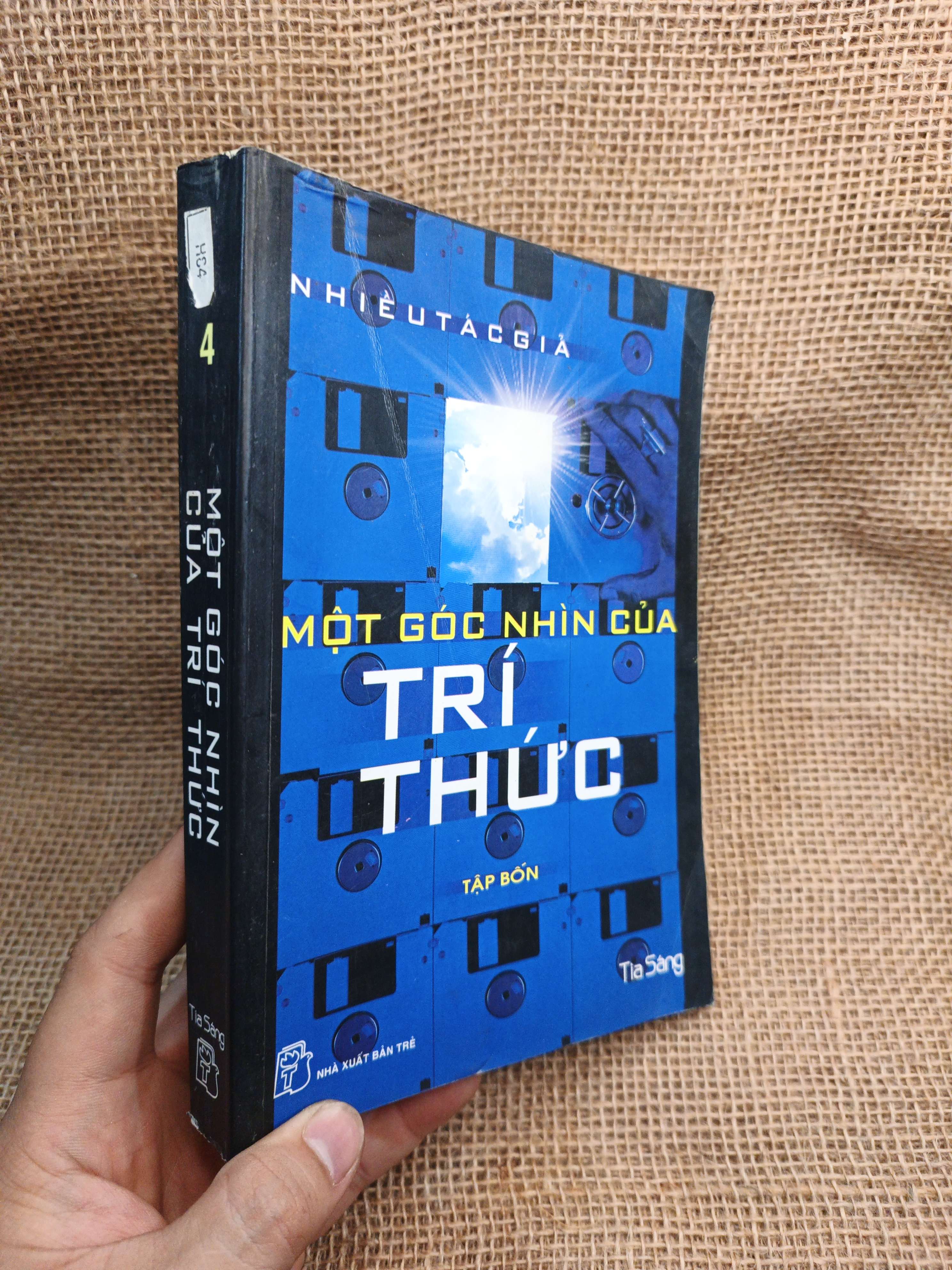 Một Góc Nhìn Của Trí Thức - Tập 4 - Tia Sáng 2004 mới 80% ố (Sách văn học) HMT