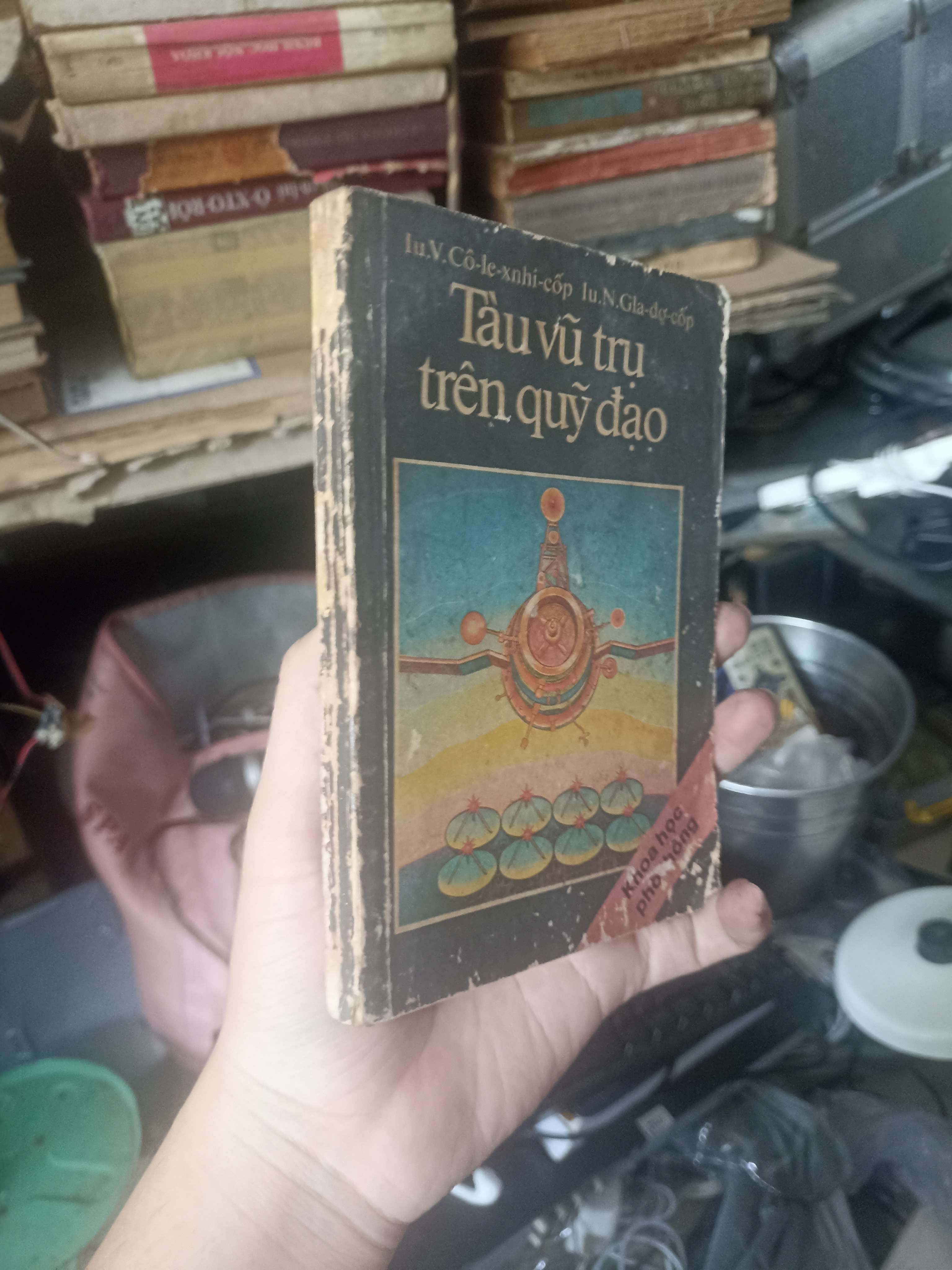 Tàu vũ trụ trên quỹ đạo - Iu. V. Cô-le-xni-cốp, Iu. N. Gla-dư-cốp 1980 (Sách kiến thức tổng hợp) KSX
