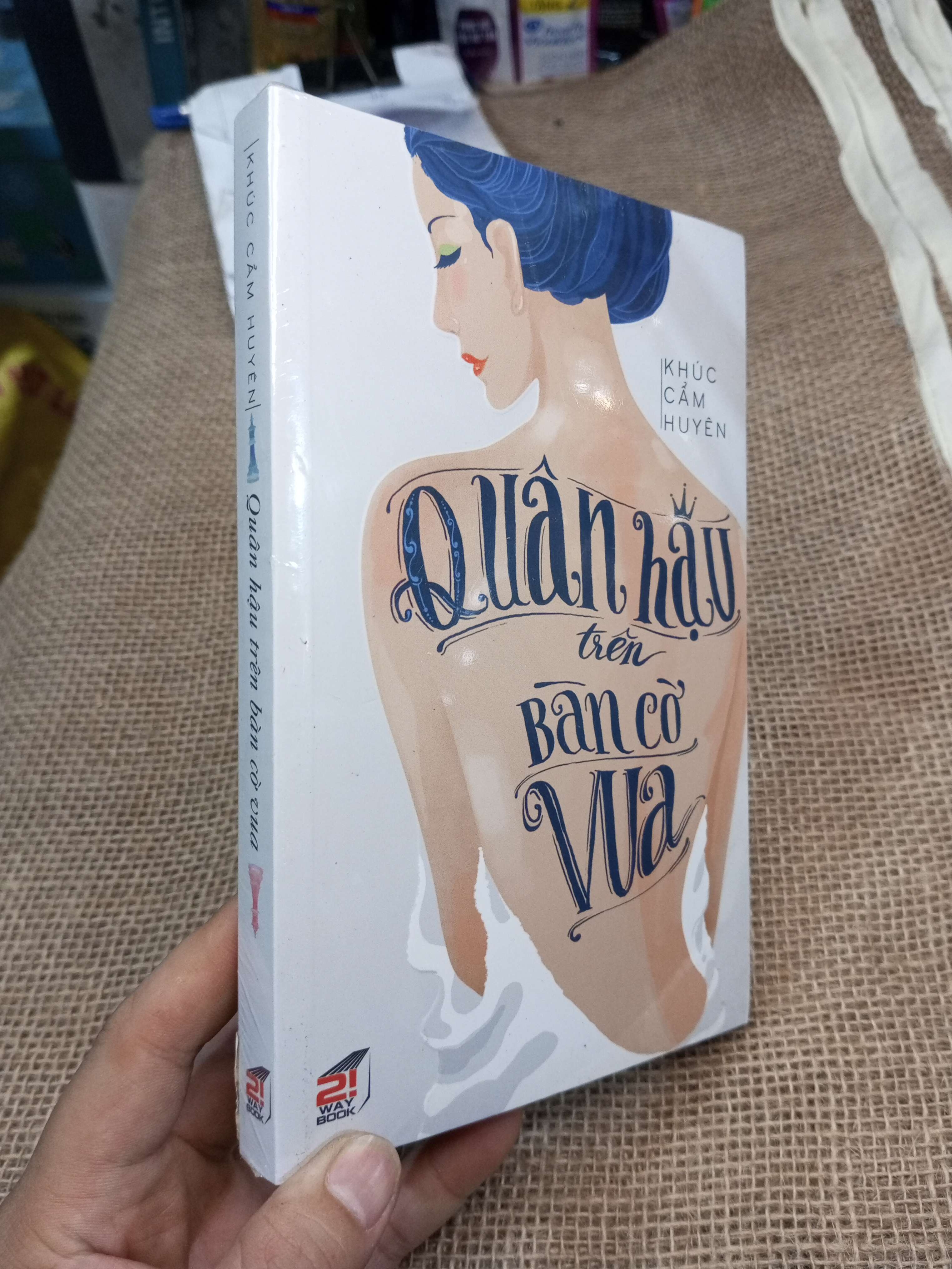 Quân Hậu Trên Bàn Cờ Vua - Khúc Cẩm Huyên mới 90% ố nhẹ (Sách văn học) HMT
