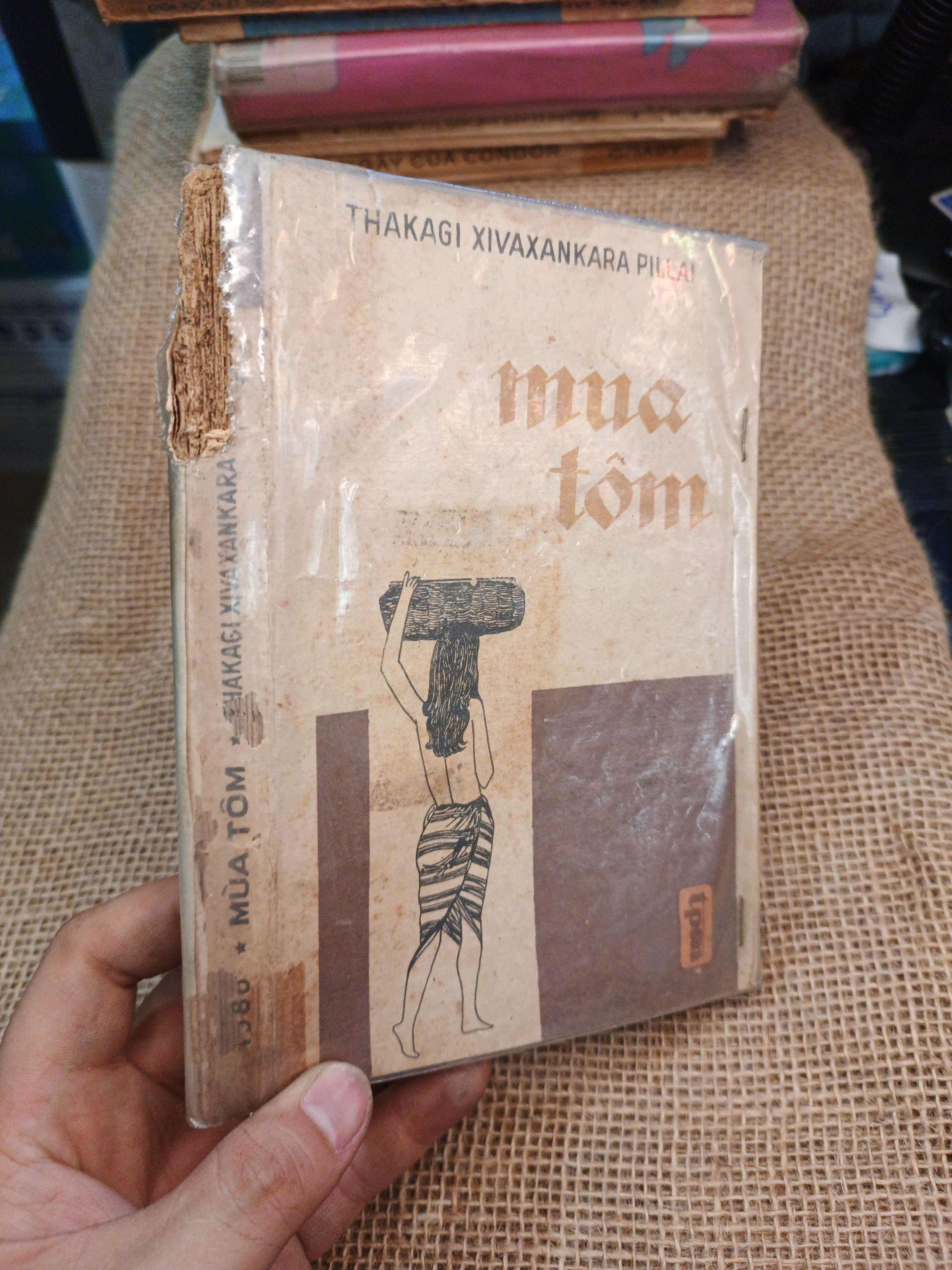 Mua Tôm - Thakagi Xivaxankara Pillai 1986 mới 70% rách gáy ố (Sách văn học) HLSC