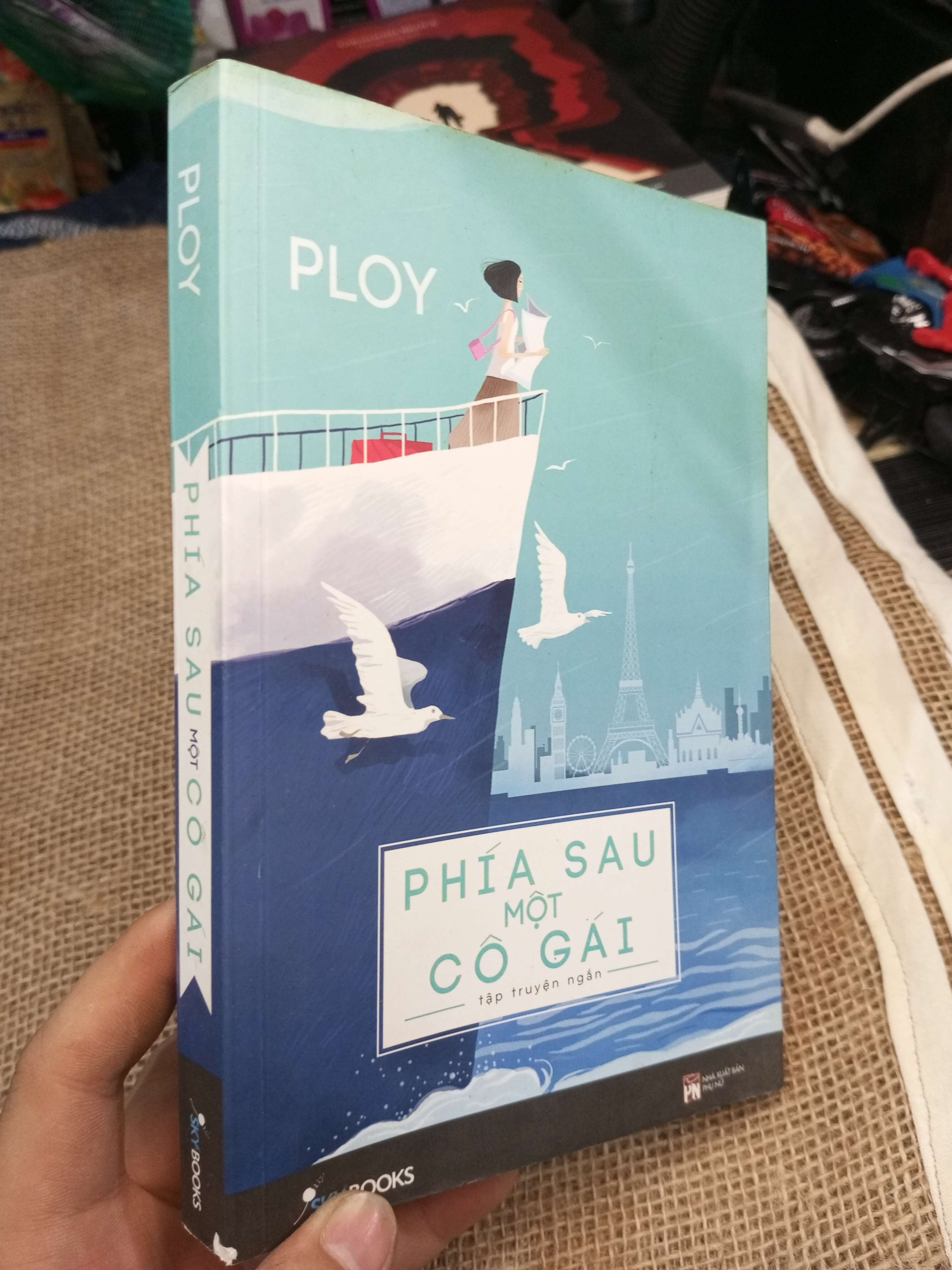 Phía Sau Một Cô Gái - Ploy 2018 mới 80% ố (Sách văn học) HMT