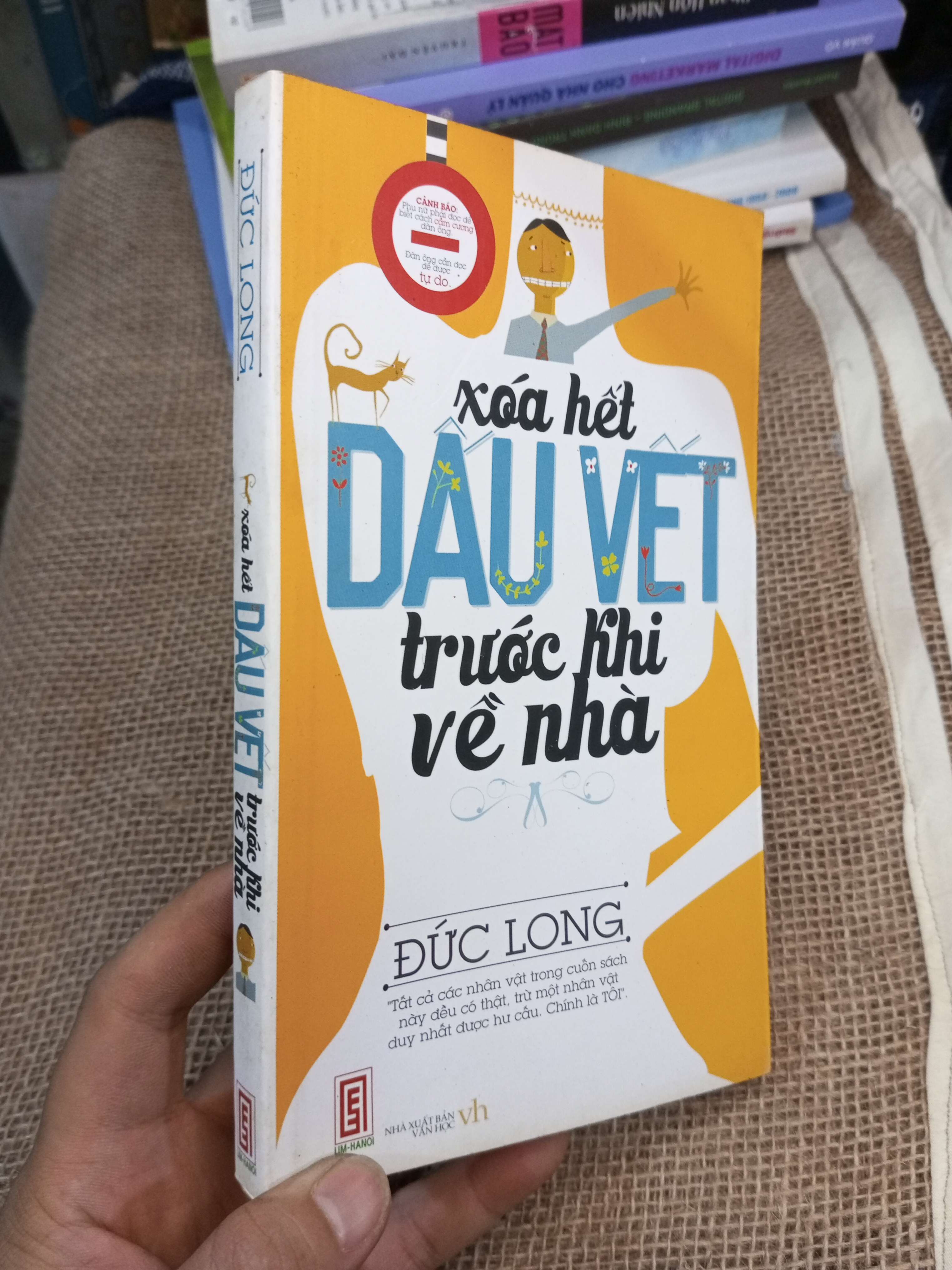 Xóa Hết Dấu Vết Trước Khi Về Nhà - Đức Long 2013 mới 80% ố (Sách văn học) HMT