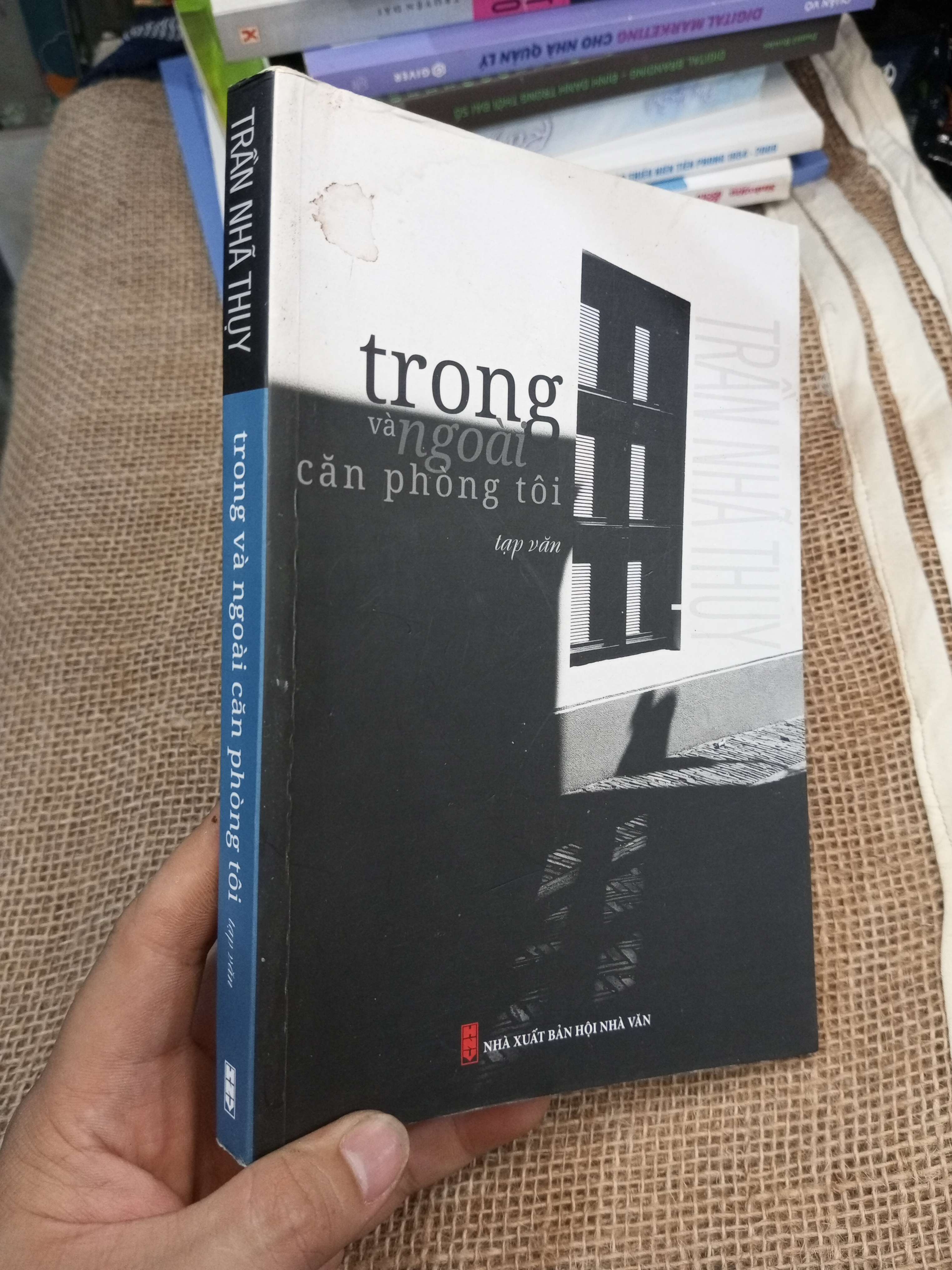 Trong Và Ngoài Căn Phòng Tôi - Trần Nhã Thụy 2022 mới 90% (Sách văn học) HMT