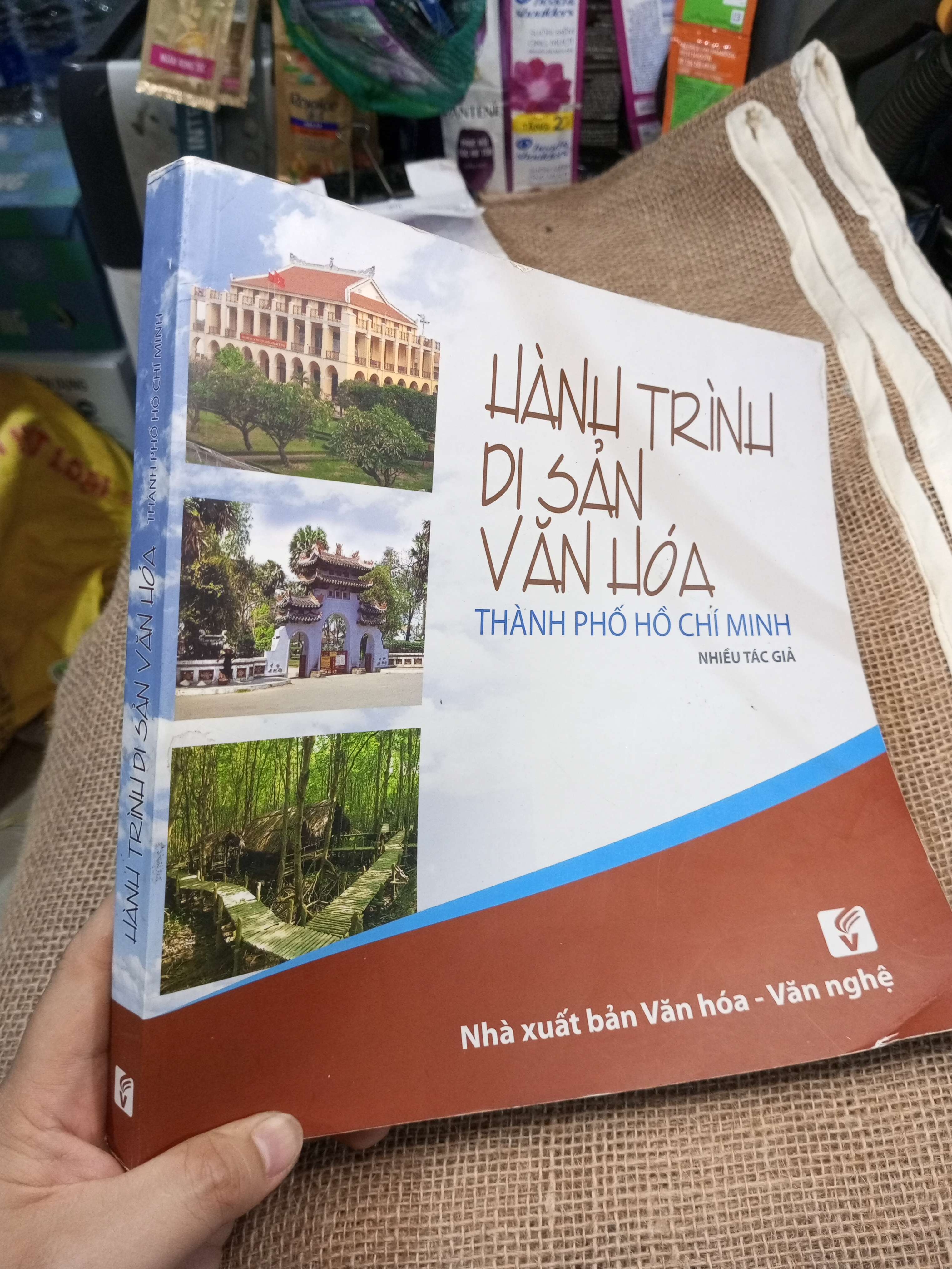 Hành Trình Di Sản Văn Hóa Thành Phố Hồ Chí Minh 2016 mới 90% (Sách văn học) HMT