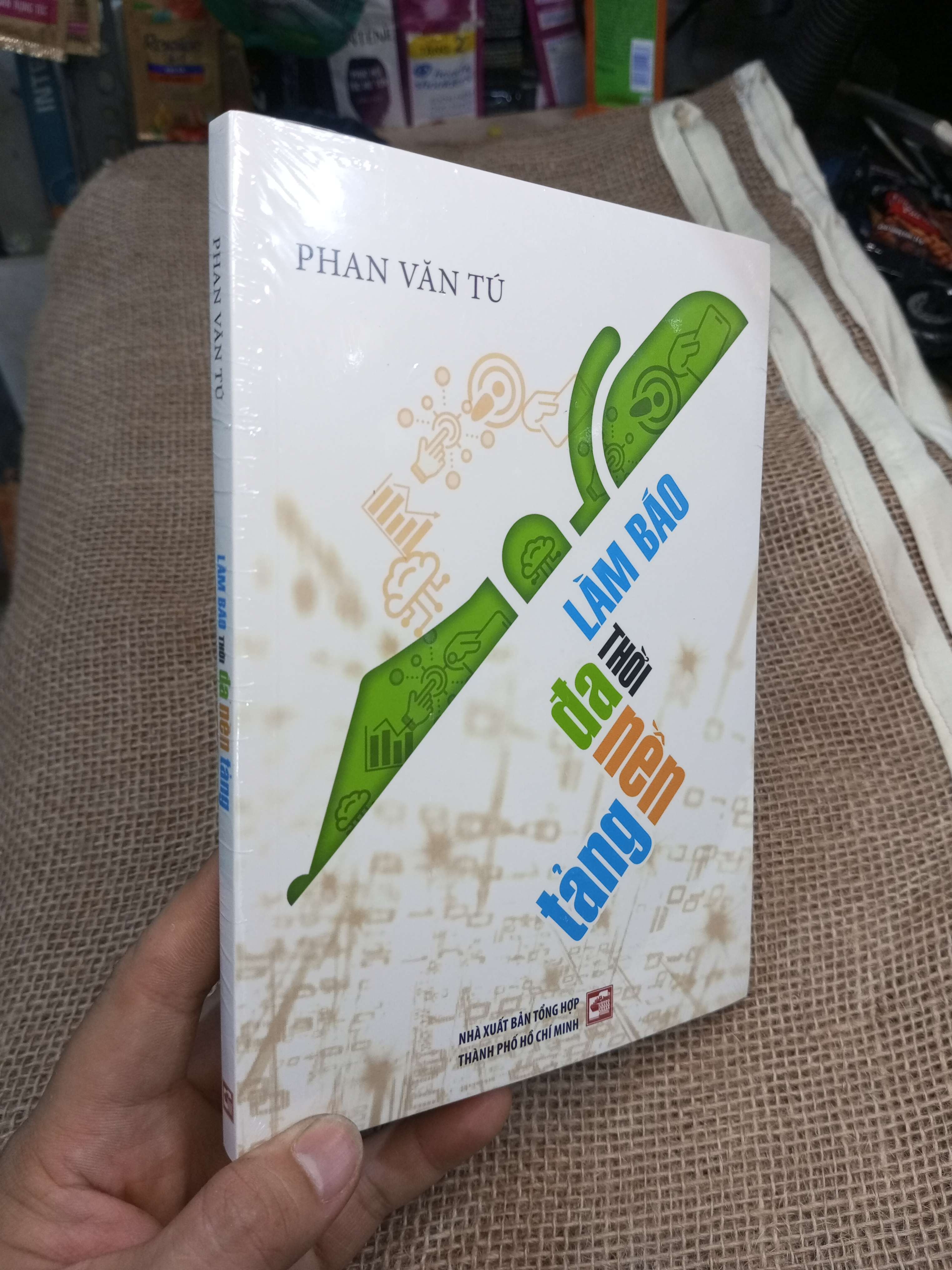 Làm Báo Thời Đa Nền Tảng - Phan Văn Tú mới 100% (Sách văn học) HMT