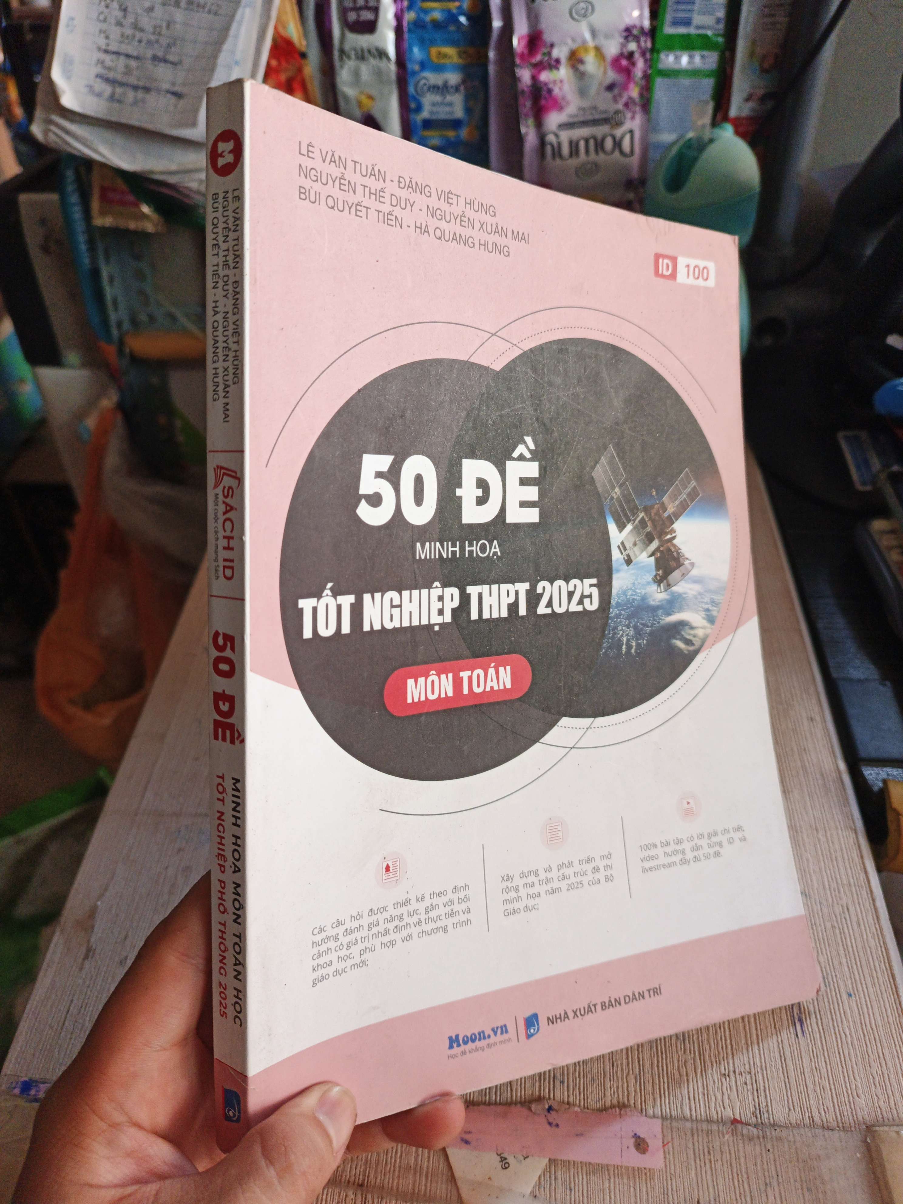 50 Đề Minh Họa Tốt Nghiệp THPT 2025 Môn Toán - Lê Văn Tuấn, Đặng Việt Hùng, Nguyễn Thế Duy, Nguyễn Xuân Mai, Bùi Quyết Tiến, Hà Quang Hưng 2024 mới 80% (Tham khảo - luyện thi) HLSC