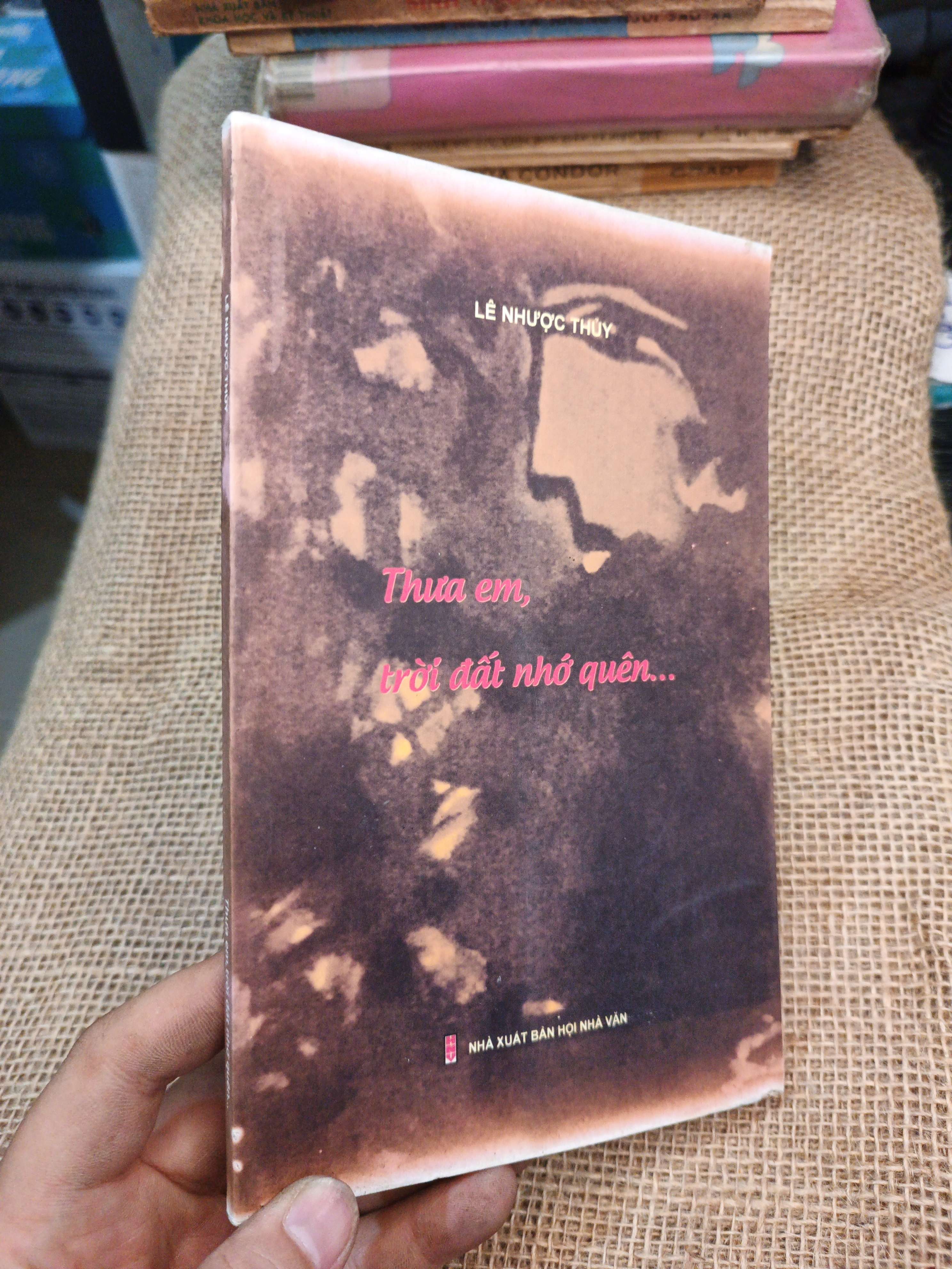 Thưa Em, Trời Đất Nhớ Quên - Lê Nhược Thủy 2017 mới 80% ố có chữ ký tác giả (Sách văn học) HLSC