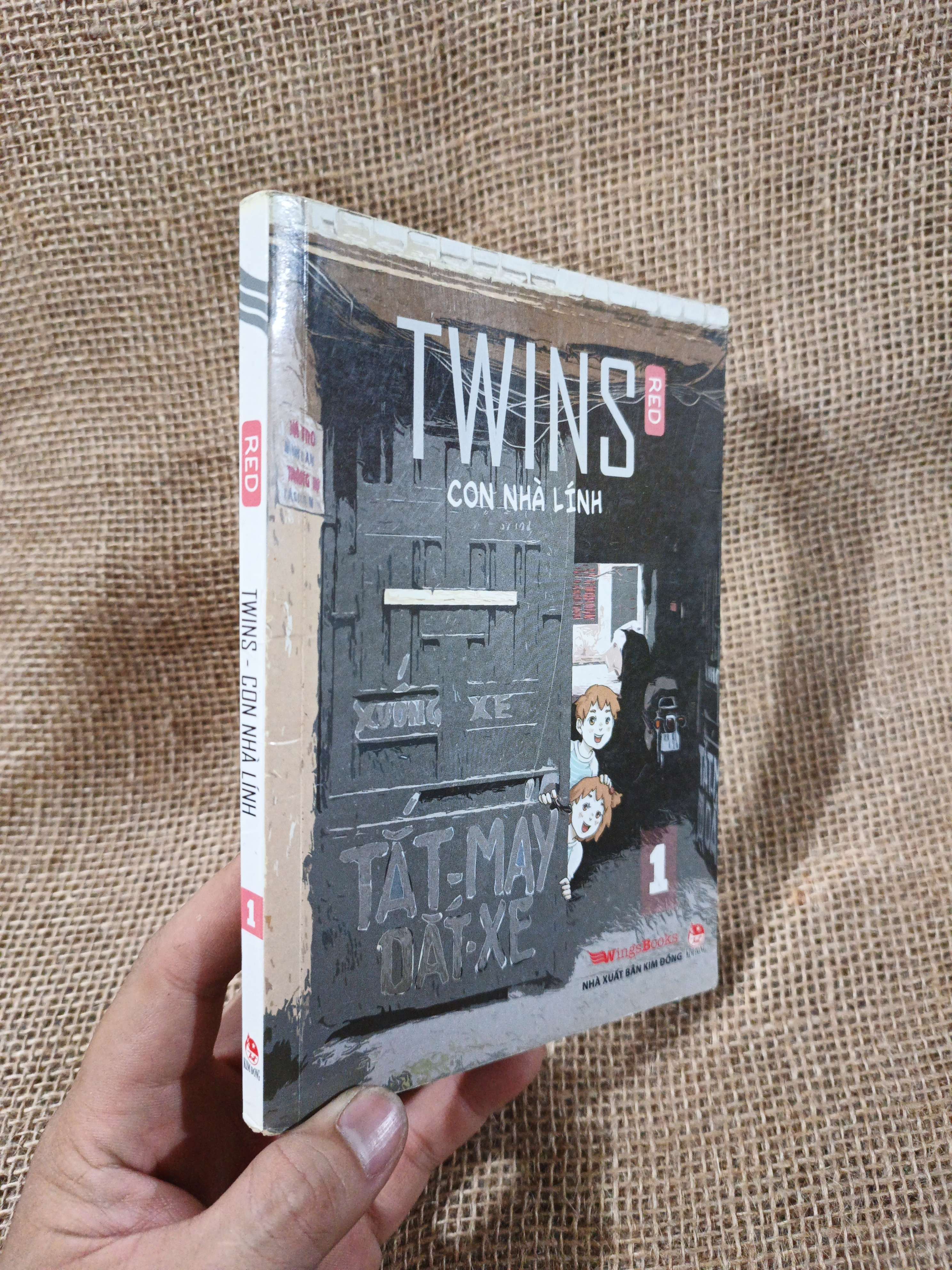 Twins Red Con Nhà Lính 1 Tắt May Đắt Xe 2018 mới 80% ố nhẹ (Sách văn học) HMT