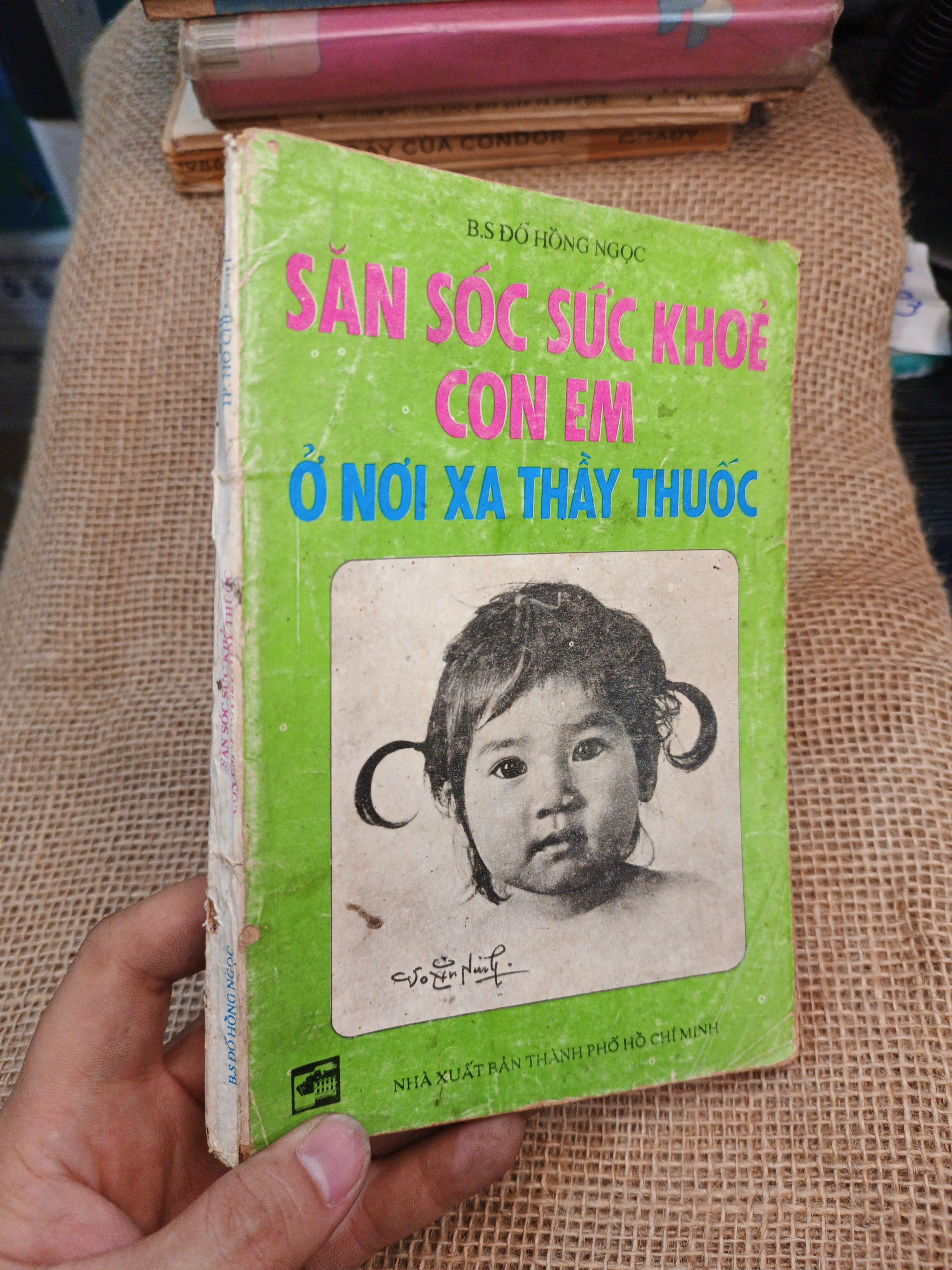 Săn Sóc Sức Khoẻ Con Em Ở Nơi Xa Thầy Thuốc - Đỗ Hồng Ngọc 1990 mới 70% rách ố (Sách Y học - Sức khỏe - Thể thao) HLSC