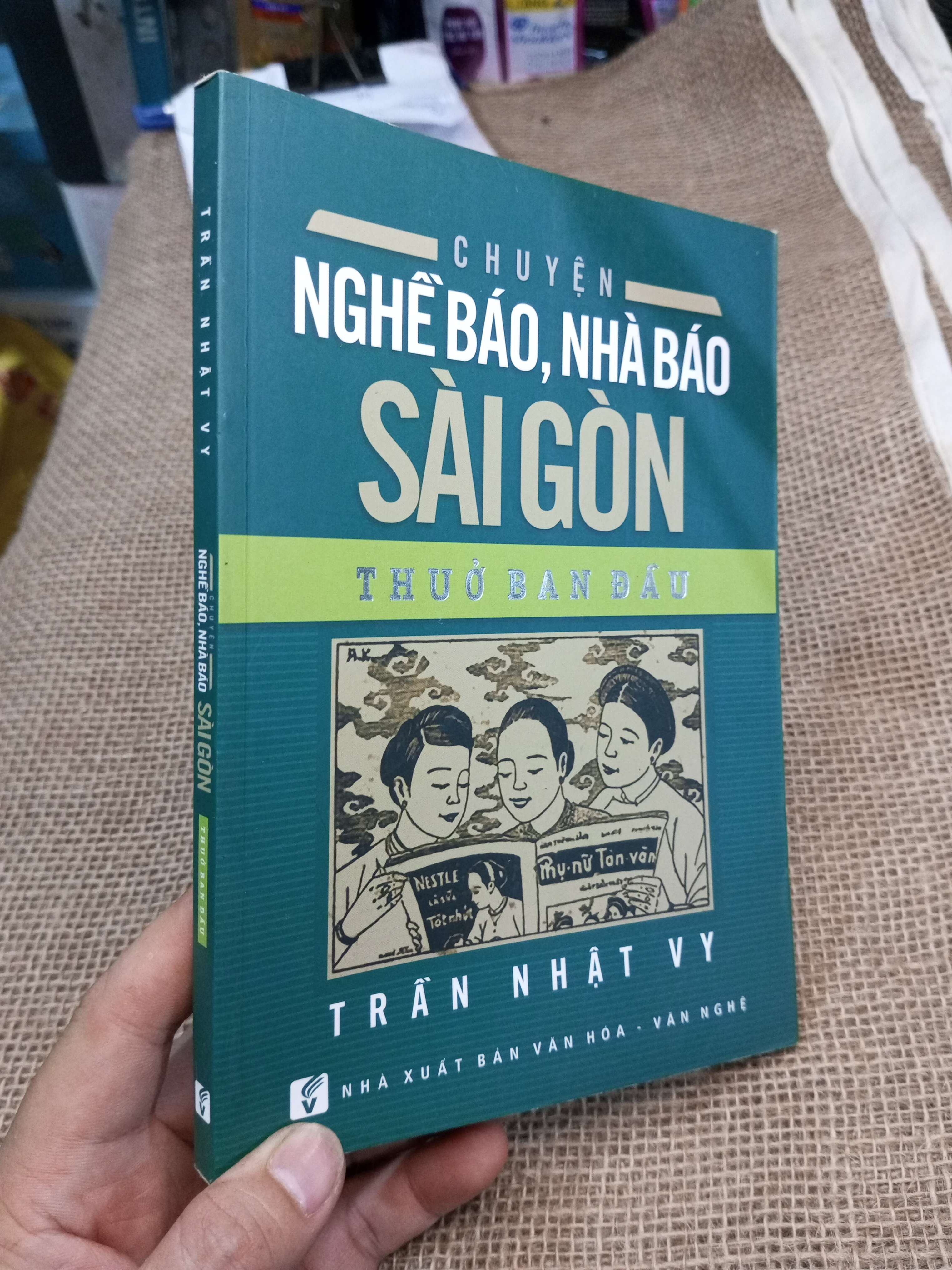 Chuyện Nghề Báo, Nhà Báo Sài Gòn Thuở Ban Đầu - Trần Nhật Vy 2016 mới 80% ố nhẹ (Sách văn học) HMT