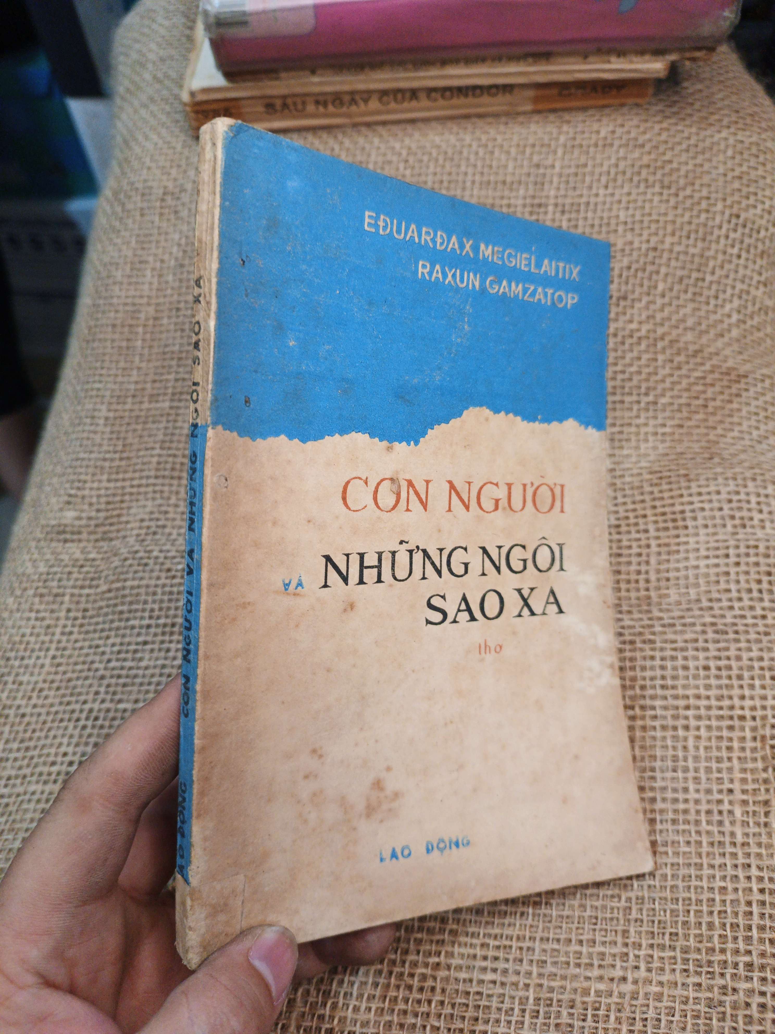 Con Người Và Những Ngôi Sao Xa - Eduardas Mieželaitis, Rasul Gamzatov 1983 mới 80% ố (thơ - ca dao - tục ngữ) HLSC
