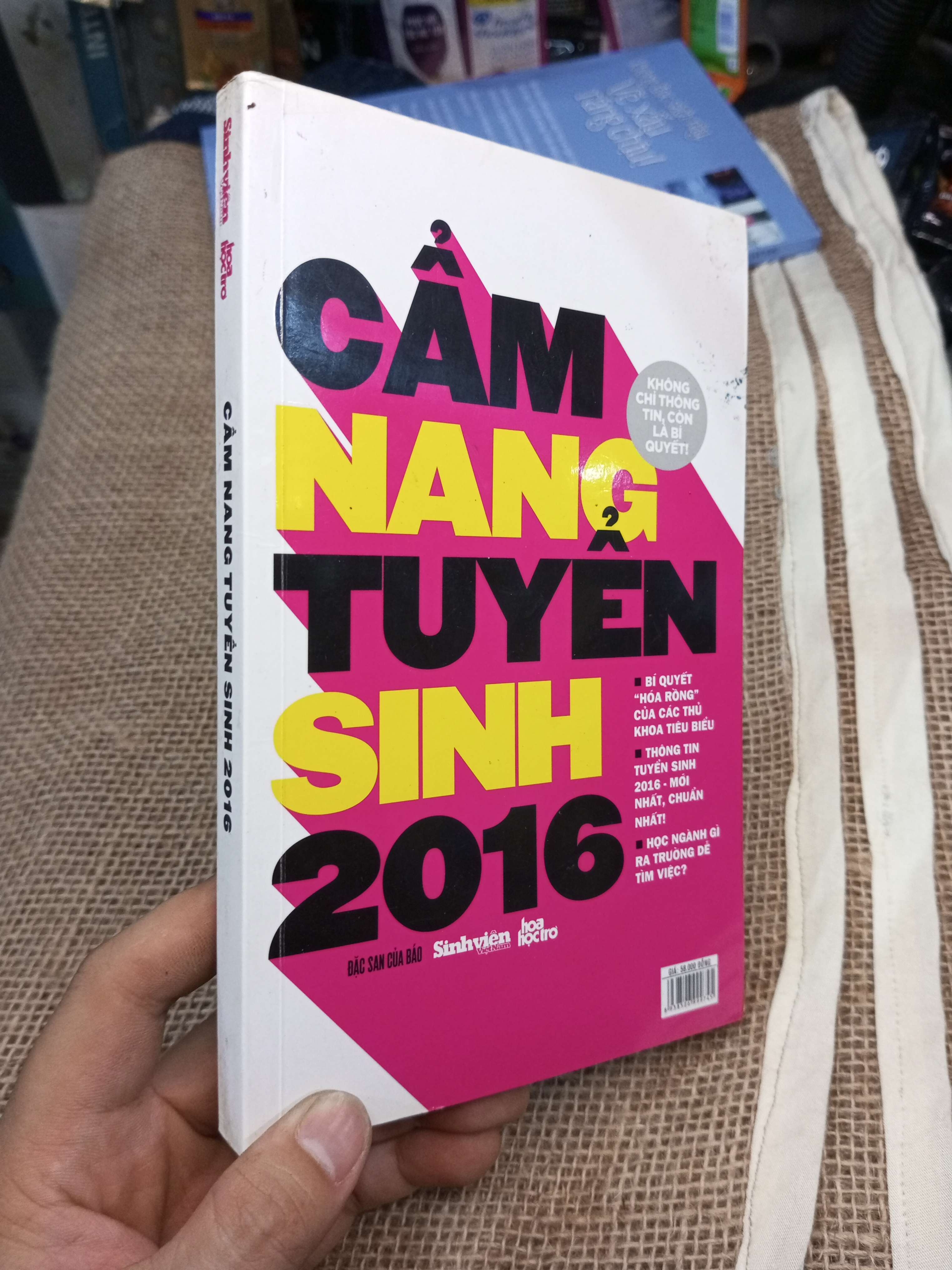 Cẩm Nang Tuyển Sinh 2016 - Đặc San Của Báo Sinh Viên Hoa Học Trò 2016 mới 80% ố (Sách văn học) HMT