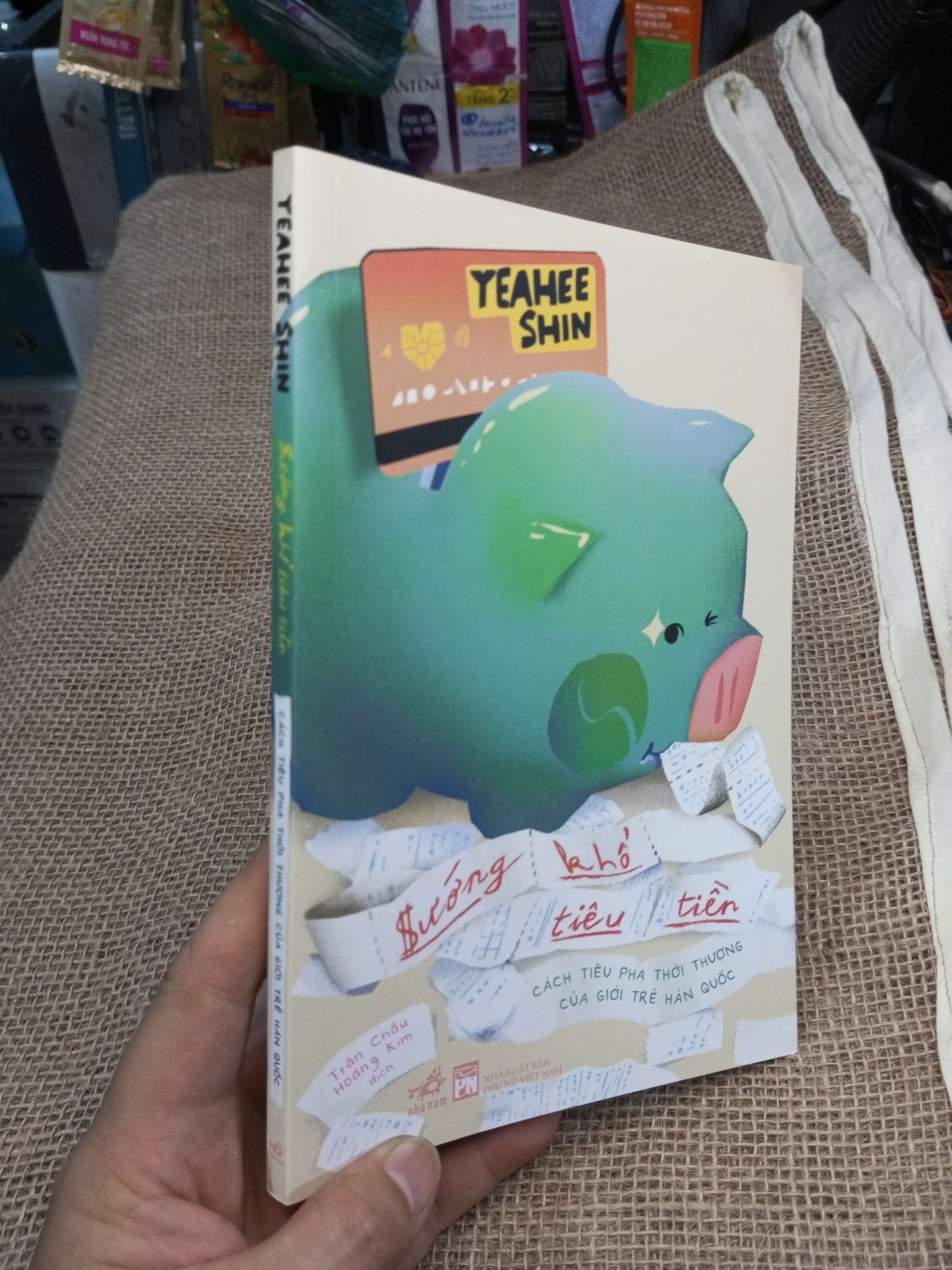 Sướng Khổ Tiêu Tiền Cách Tiêu Pha Thời Thượng Của Giới Trẻ Hàn Quốc - Yeahee Shin 2023 mới 90% (Sách văn học) HMT