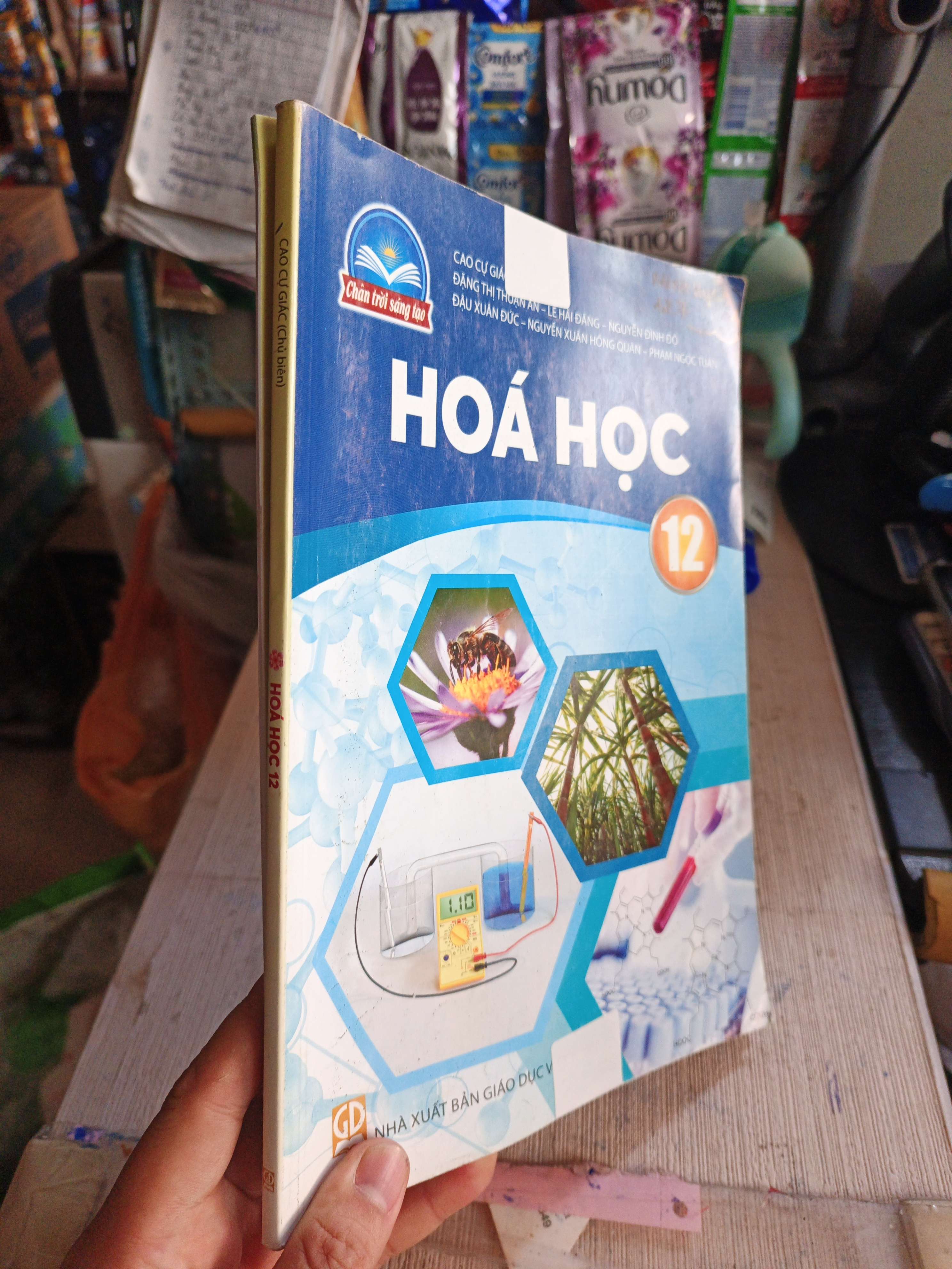 2 cuốn hoá học 12 + chuyên đề Chân trời sáng tạo (Giáo khoa) HLSC