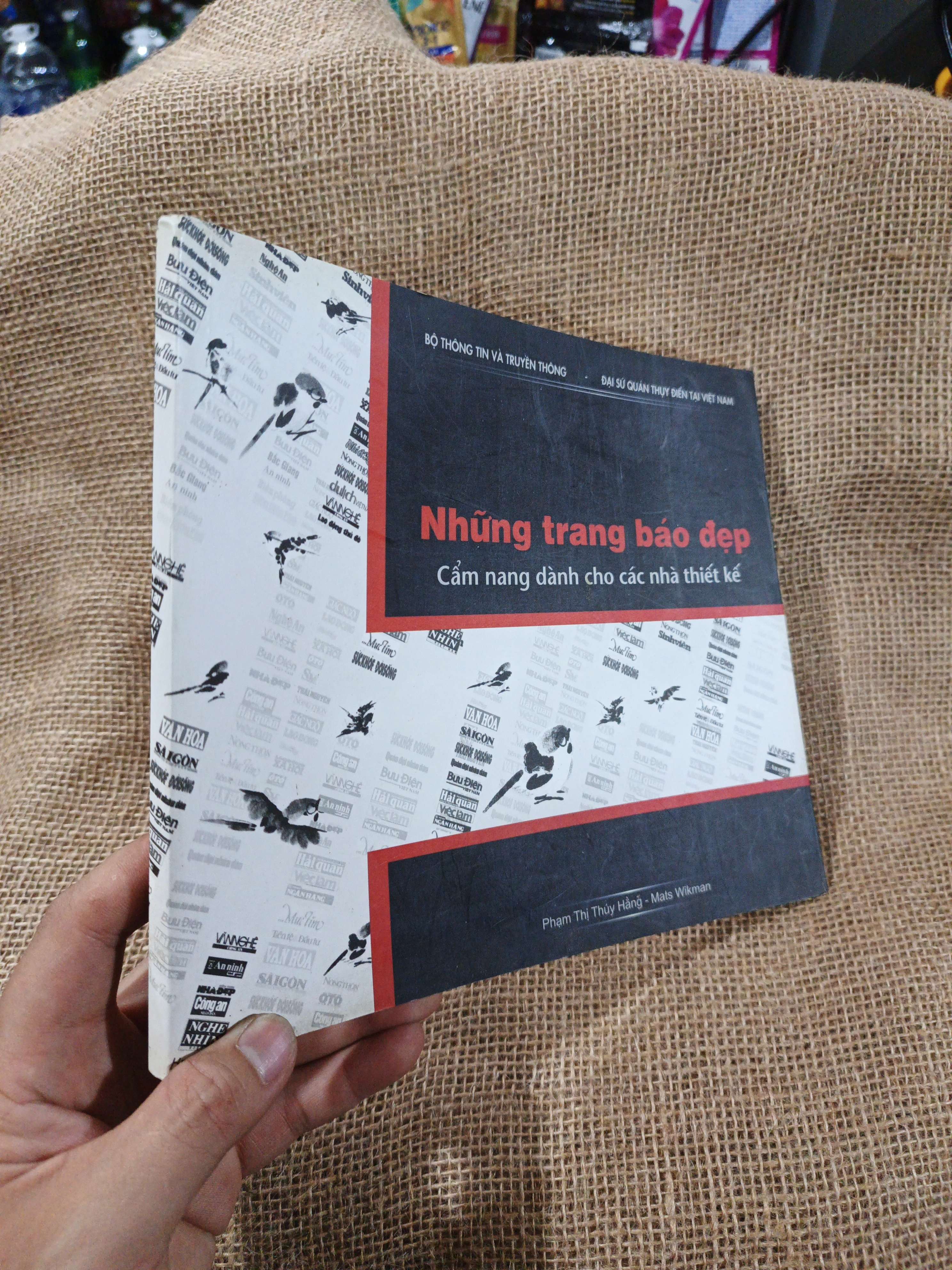 Những Trang Báo Đẹp Cẩm Nang Dành Cho Các Nhà Thiết Kế - Phạm Thị Thúy Hằng, Mats Wikman 2010 mới 90% (Sách văn học) HMT
