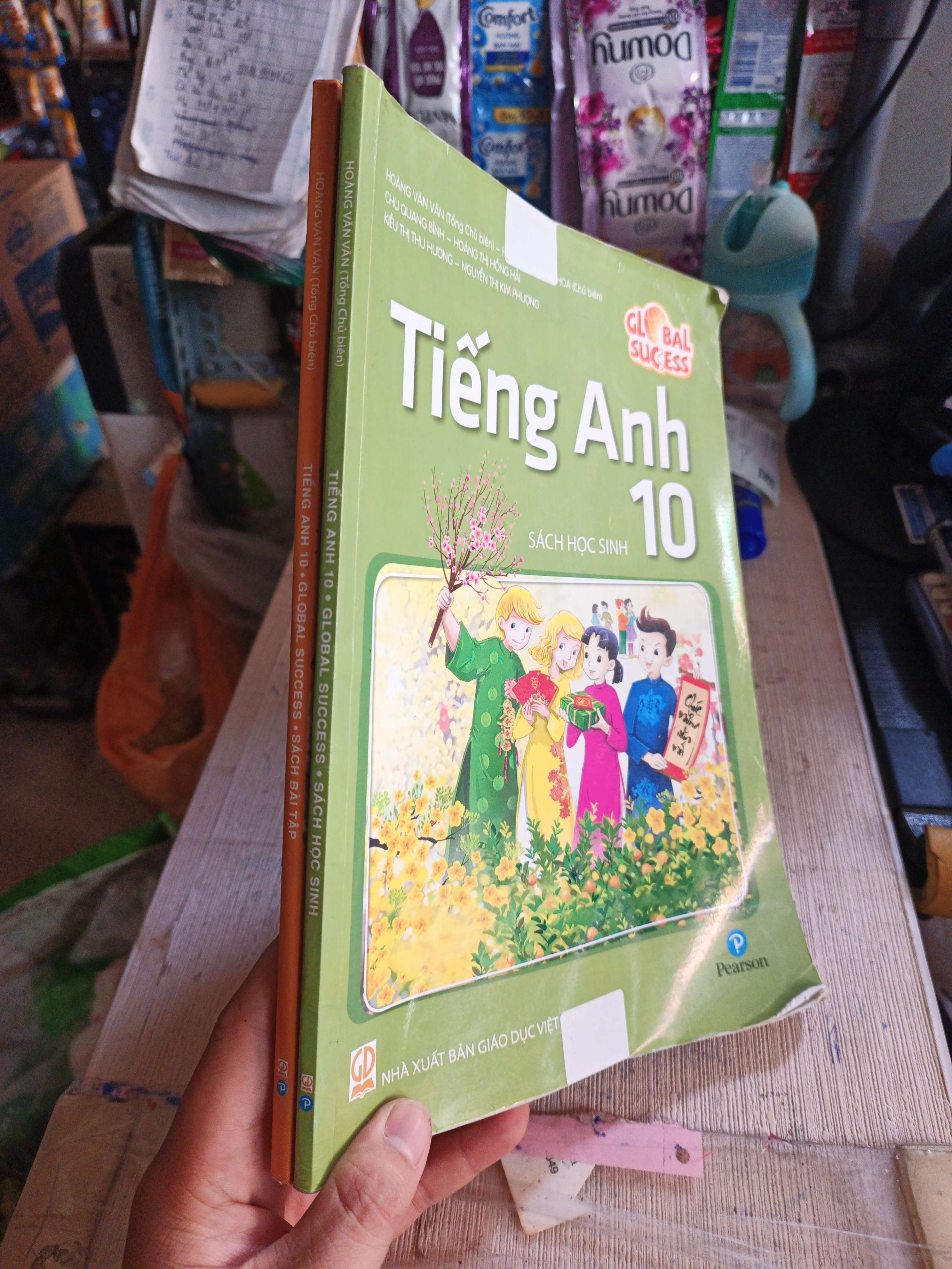 2 cuốn tiếng anh 10 sách học sinh + sách bài tập mới 80% (Giáo khoa) HLSC