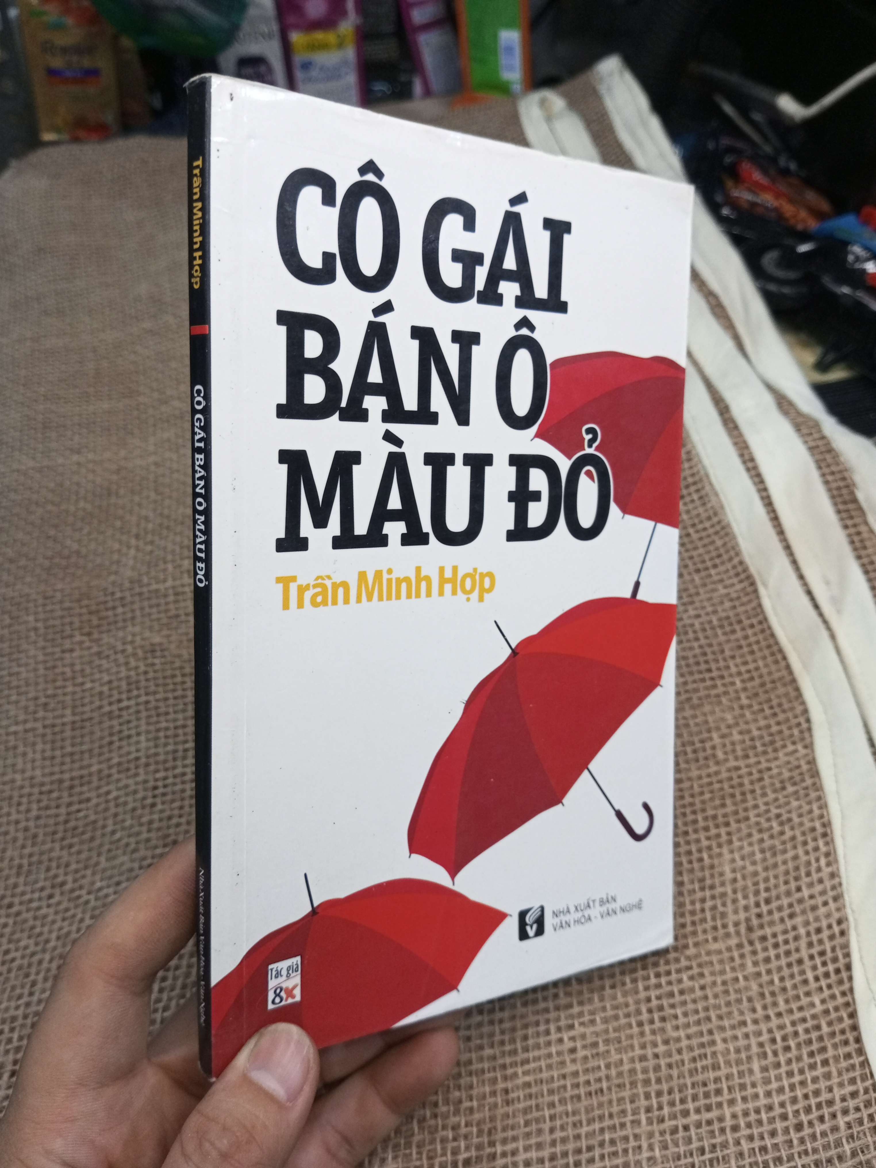 Cô Gái Bán Ô Màu Đỏ - Trần Minh Hợp 2011 mới 90% (Sách văn học) HMT