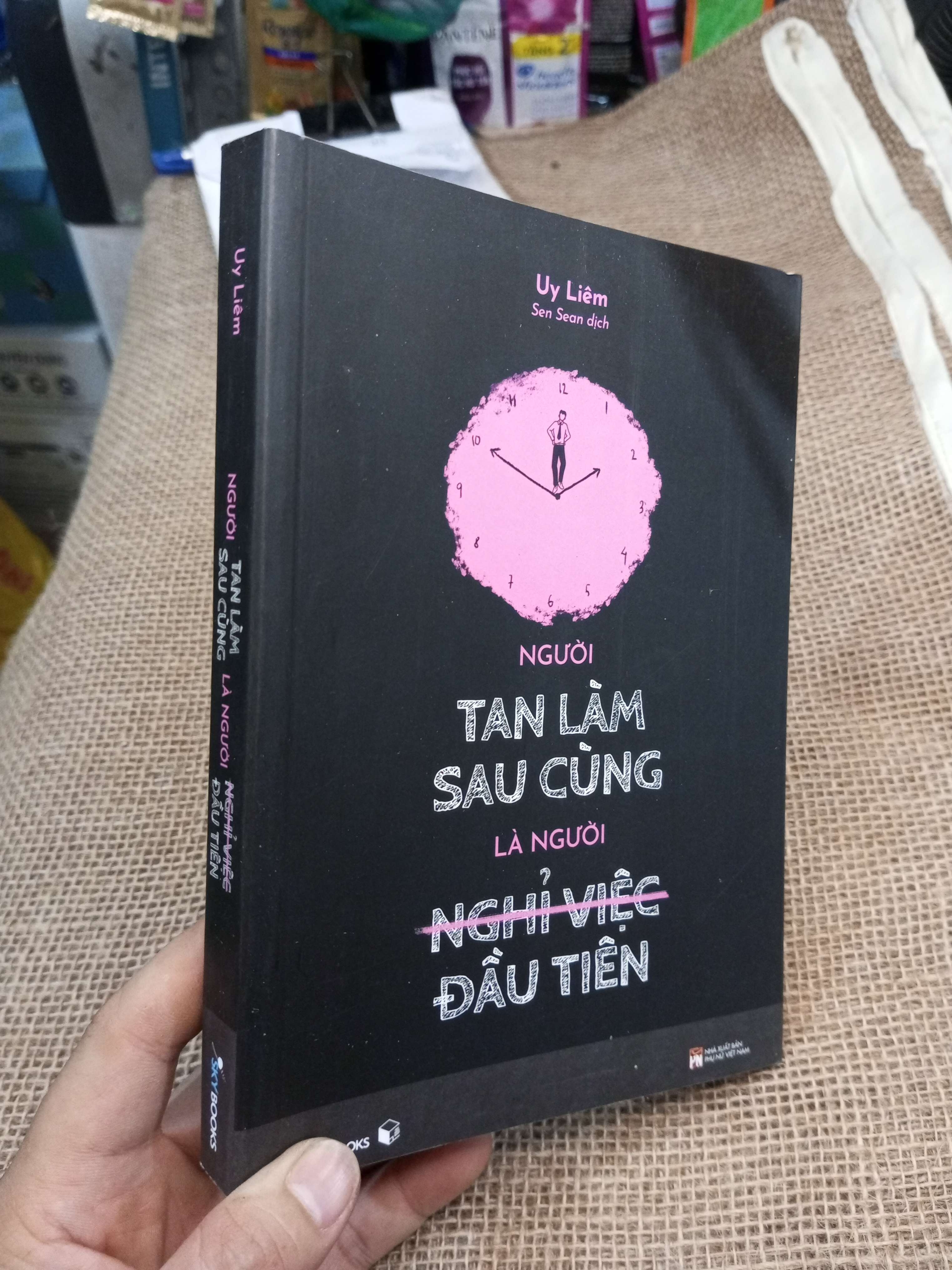 Người Tan Làm Sau Cùng Là Người Nghỉ Việc Đầu Tiên - Uy Liêm 2022 mới 90% (Sách văn học) HMT