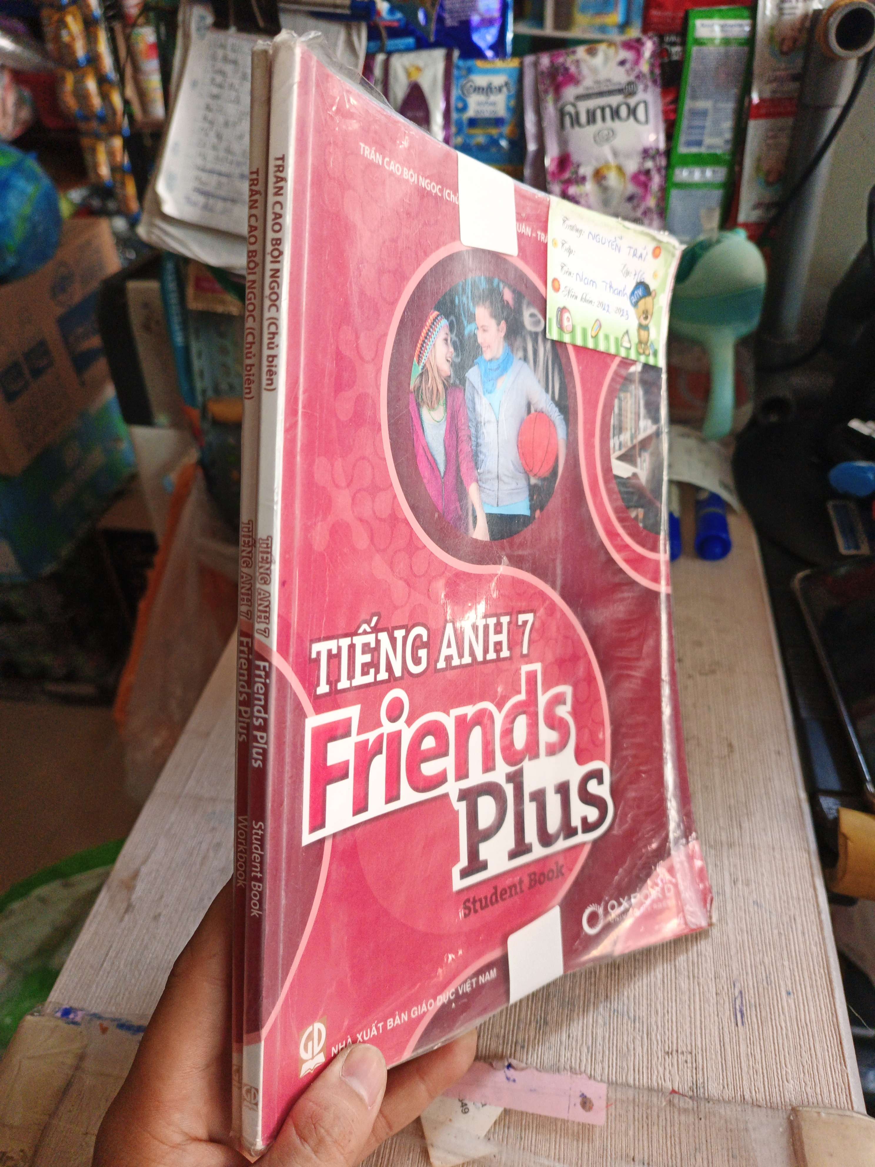 2 cuốn tiếng anh 7 Friends Plus Student + Work mới 80% có viết ít (Giáo khoa) HLSC