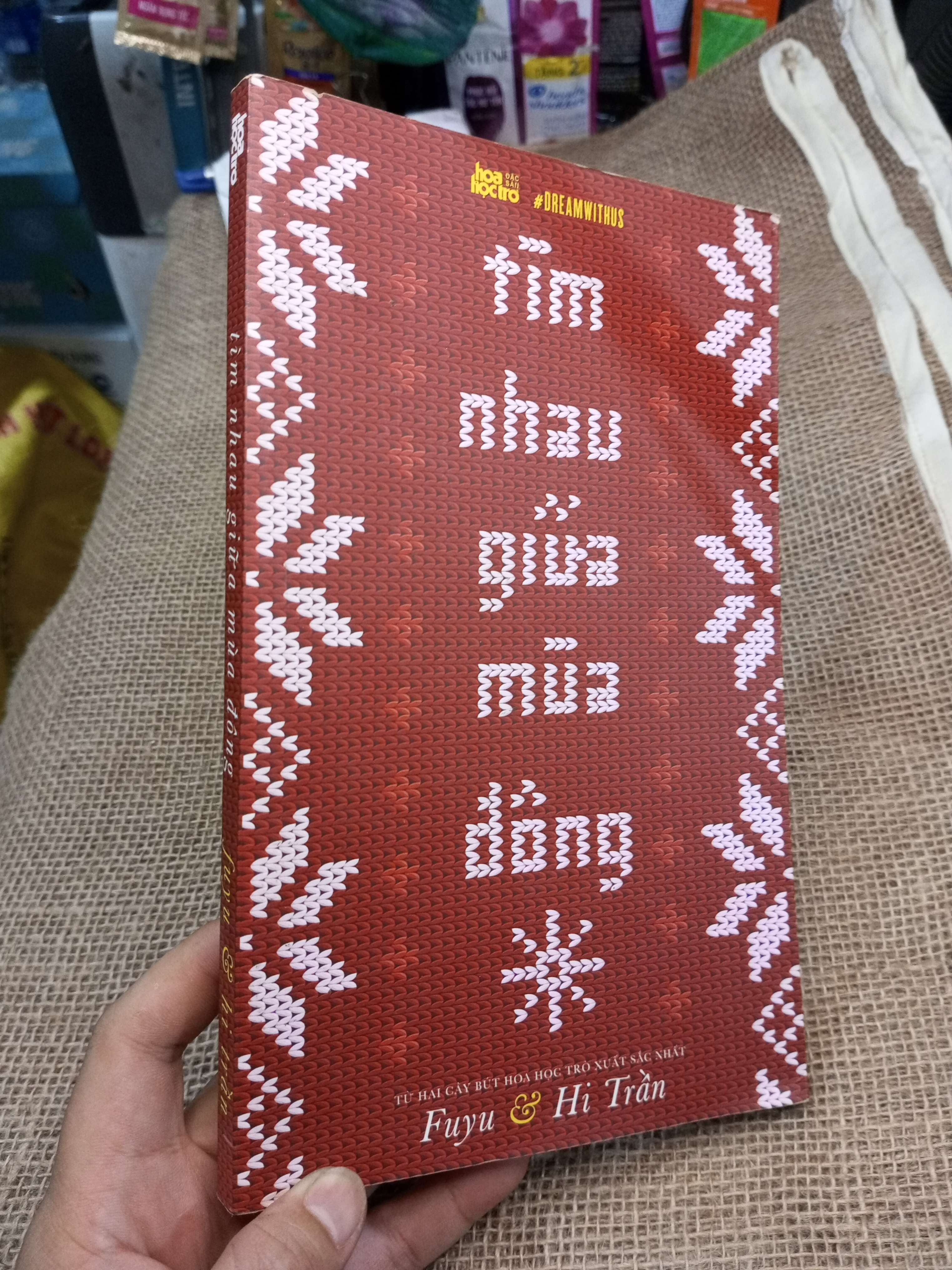 Tìm Nhau Giữa Mùa Đông - Fuyu, Hi Trần mới 80% ố (Sách văn học) HMT