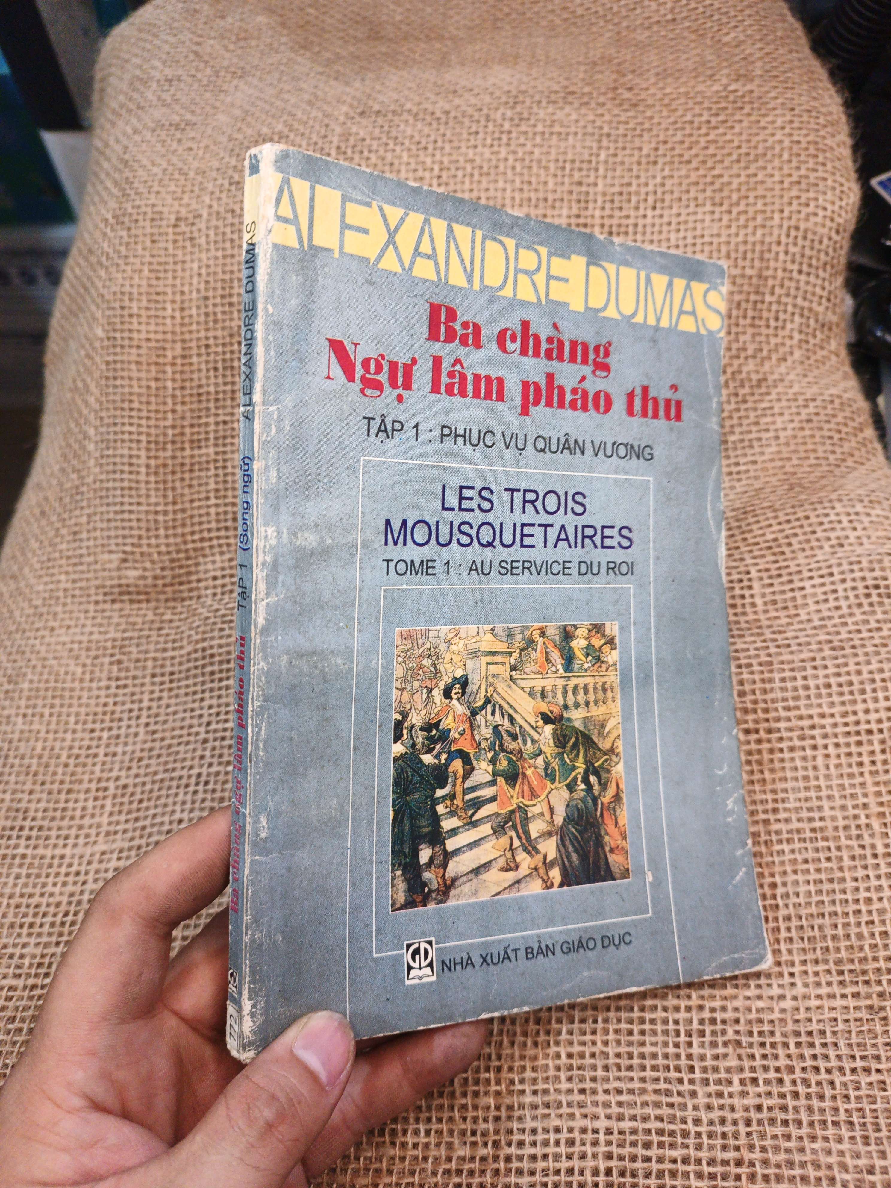 Ba Chàng Ngự Lâm Pháo Thủ Tập 1: Phục Vụ Quân Vương - Alexandre Dumas 1998 mới 80% ố song ngữ Việt Pháp (Sách văn học) HLSC