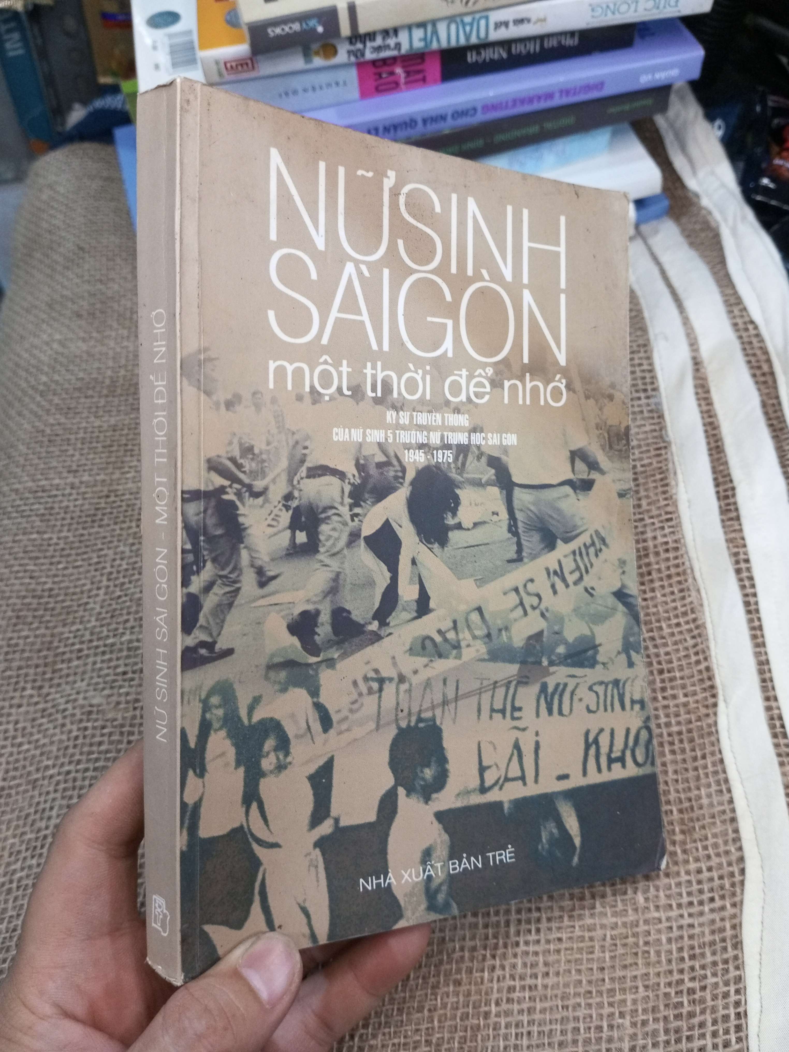 Nữ Sinh Sài Gòn Một Thời Để Nhớ - Nhiều Tác Giả 2002 mới 80% ố (Sách văn học) HMT