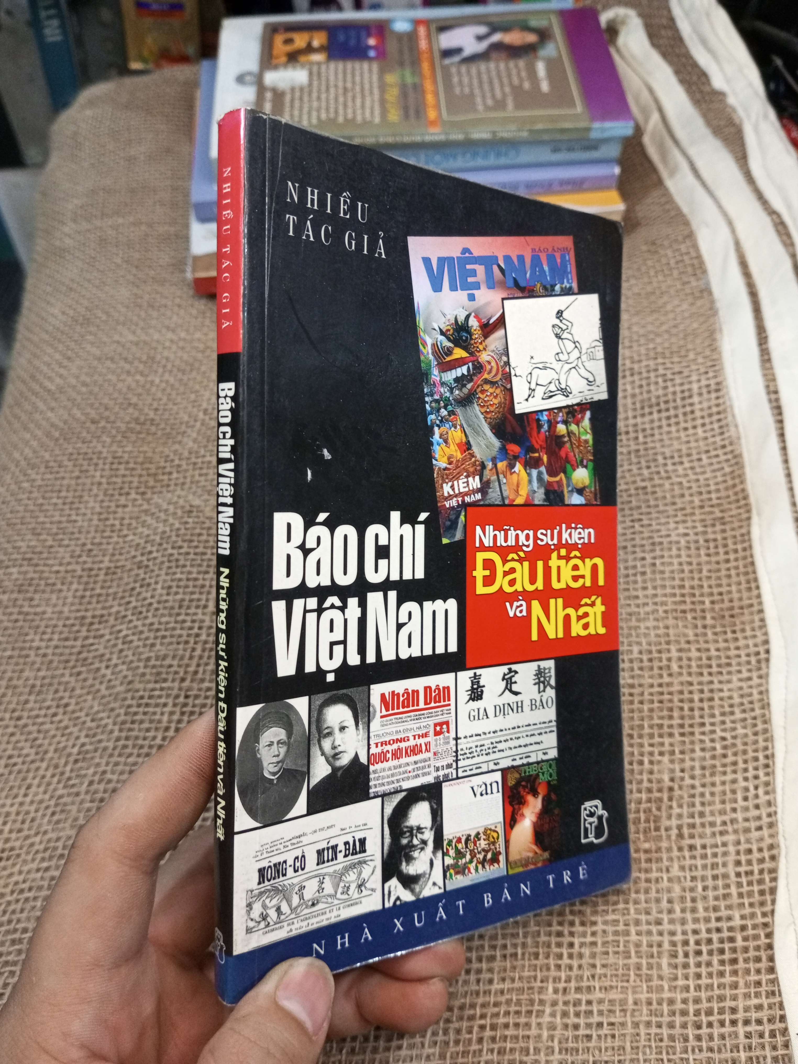 Báo Chí Việt Nam Những Sự Kiện Đầu Tiên Và Nhất - Nhiều Tác Giả 2006 mới 80% ố (Sách văn học) HMT
