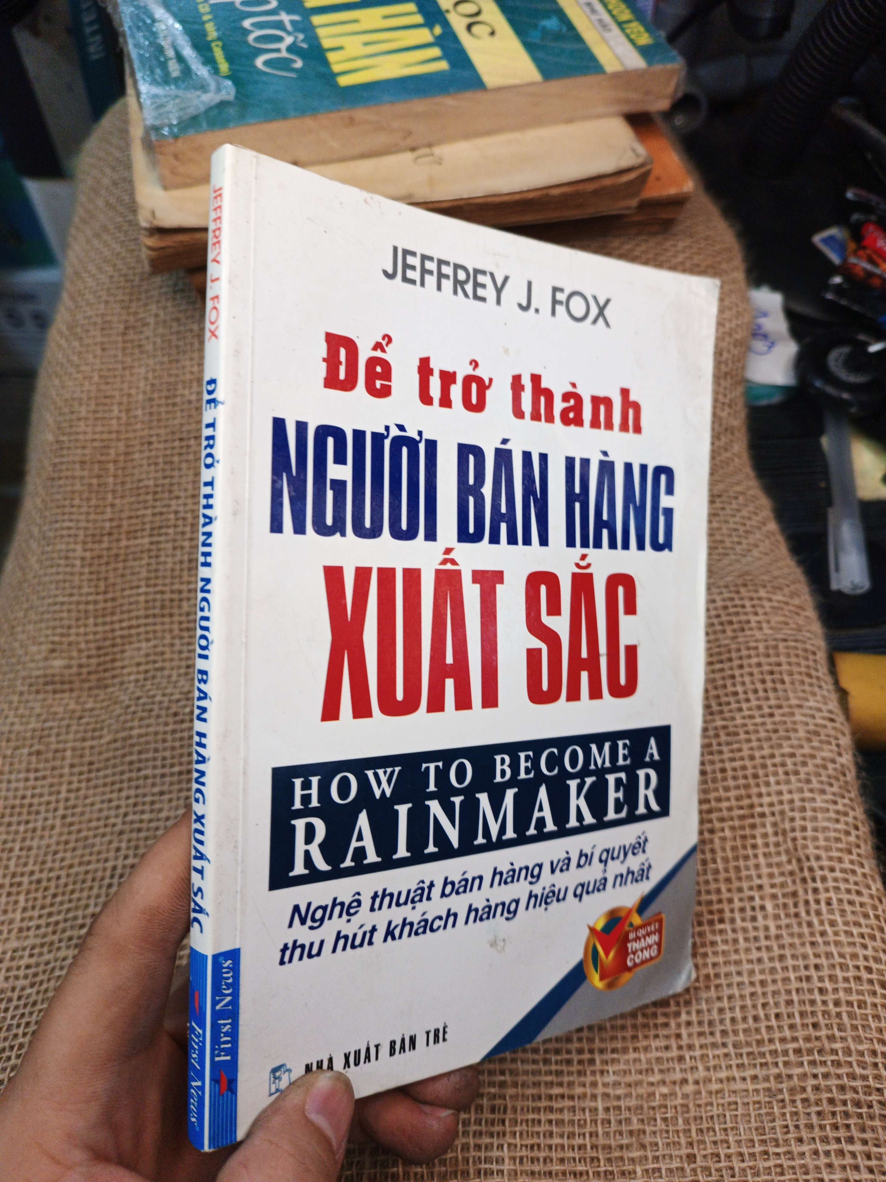 Để Trở Thành Người Bán Hàng Xuất Sắc How To Become A Rainmaker - Jeffrey J. Fox 2006 mới 90% (Kinh doanh - Marketing) HLSC