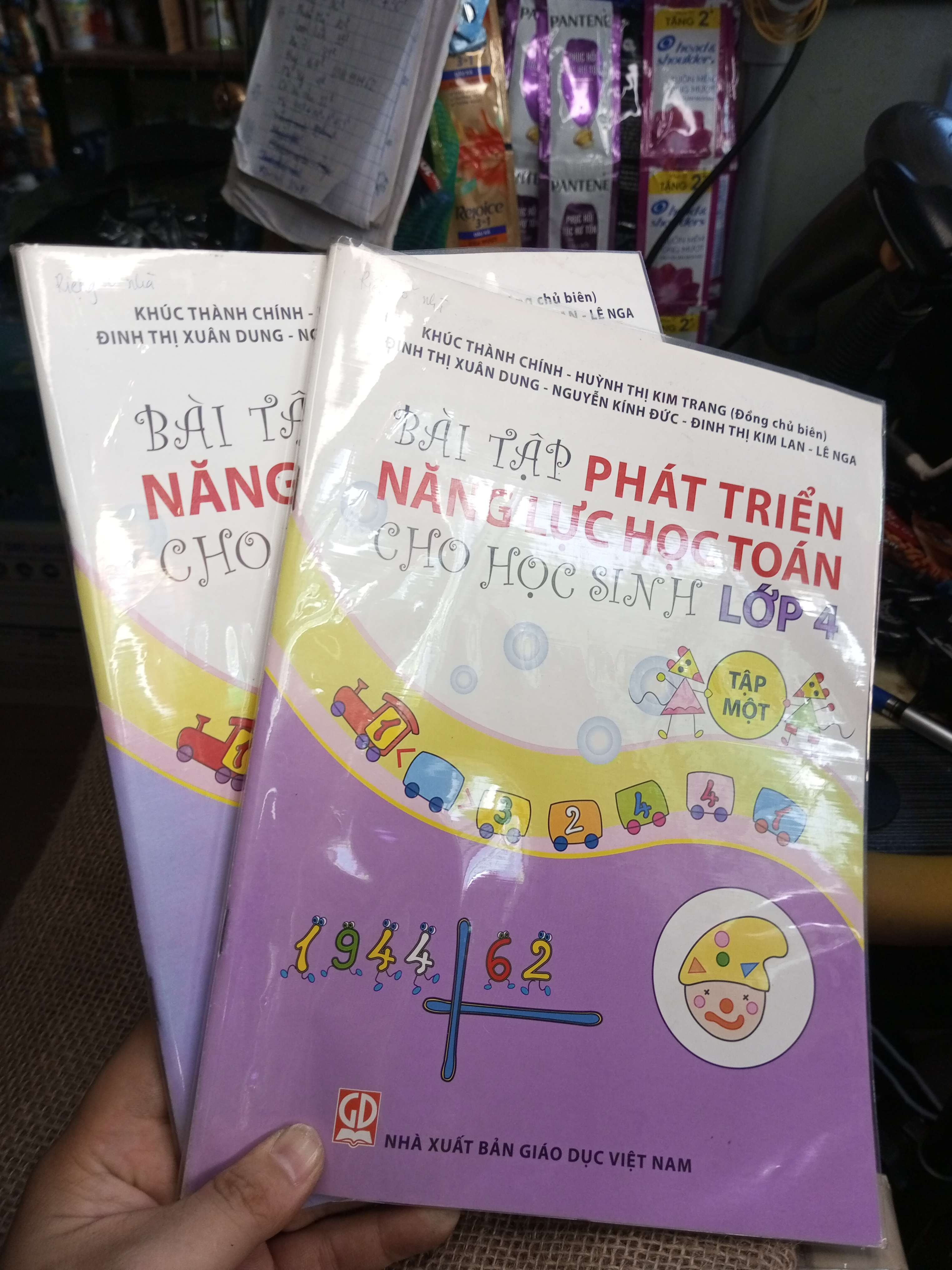 2 cuốn bài tập phát triển năng lực học toán cho học sinh lớp 4 Tập 1+2 2018 mới 90% (Giáo khoa) HLSC