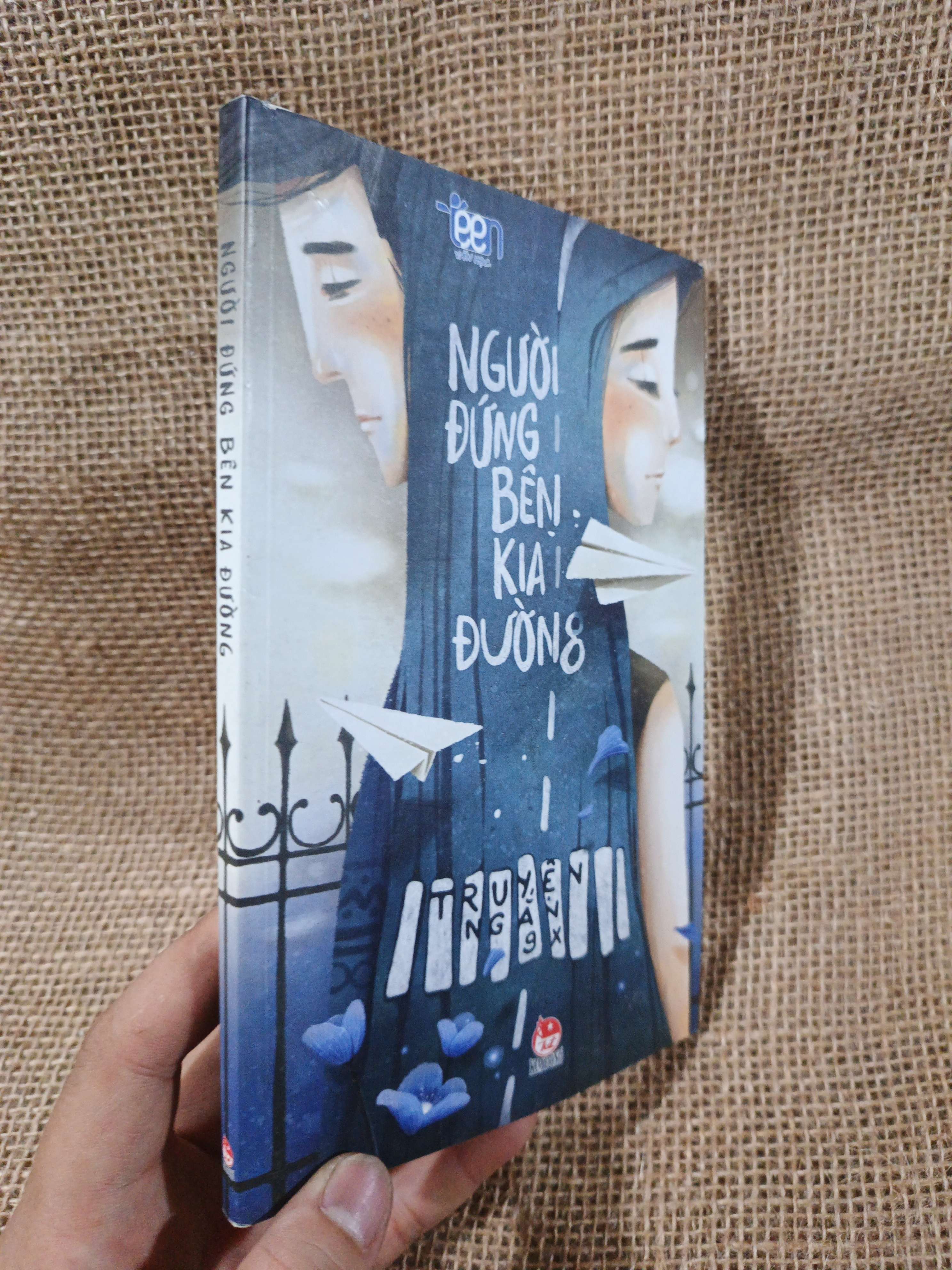 Người Đứng Bên Kia Đường Truyện Ngắn 2014 mới 80% ố nhẹ (Sách văn học) HMT