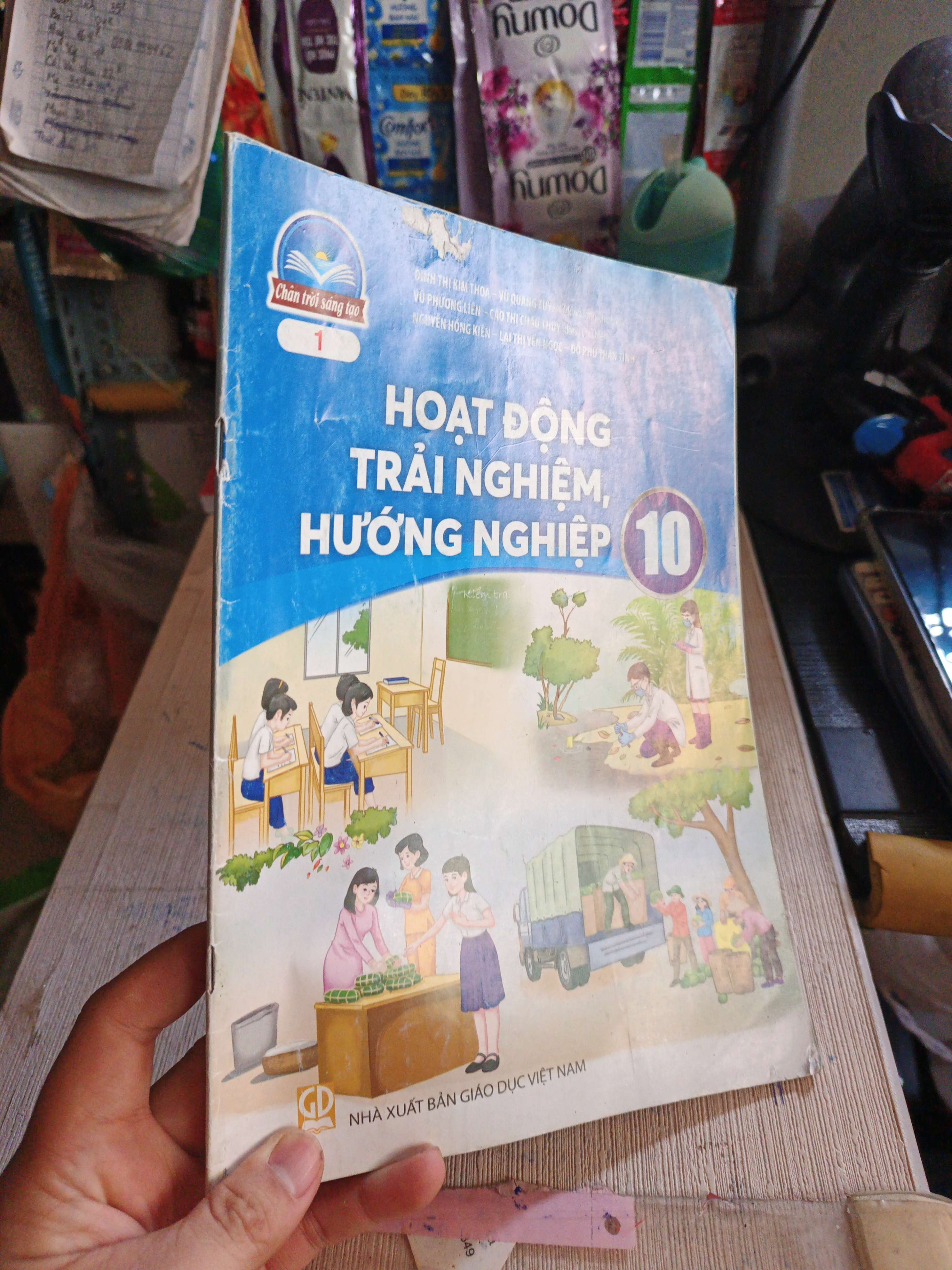 Hoạt Động Trải Nghiệm, Hướng Nghiệp 10 Tập 1 Chân trời sáng tạo (Sách giáo khoa - giáo trình) HLSC