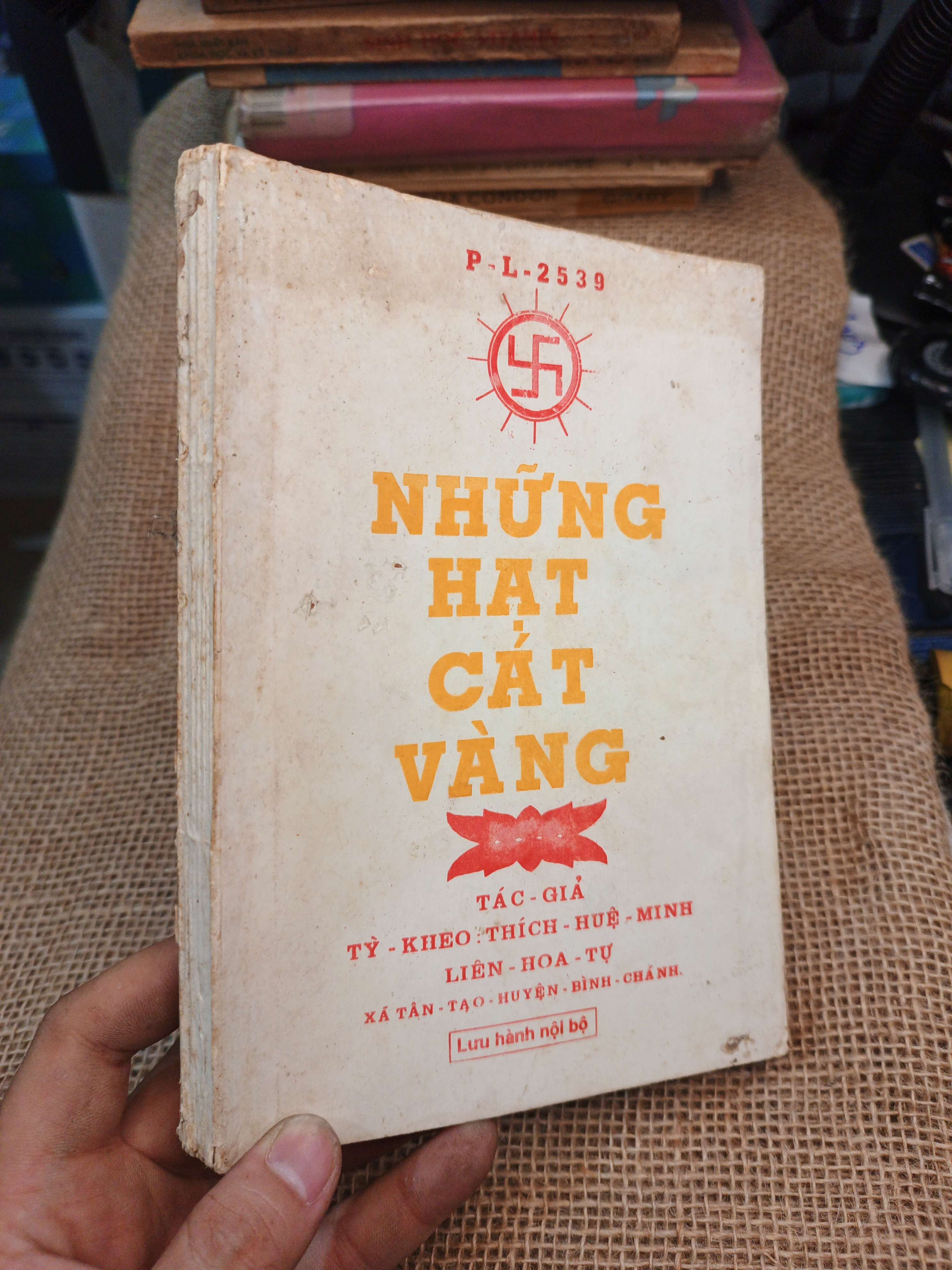 Những Hạt Cát Vàng - Tỳ, Kheo Thích, Huệ, Minh, Liên, Hoa, Tự mới 80% ố (Sách văn học) HLSC