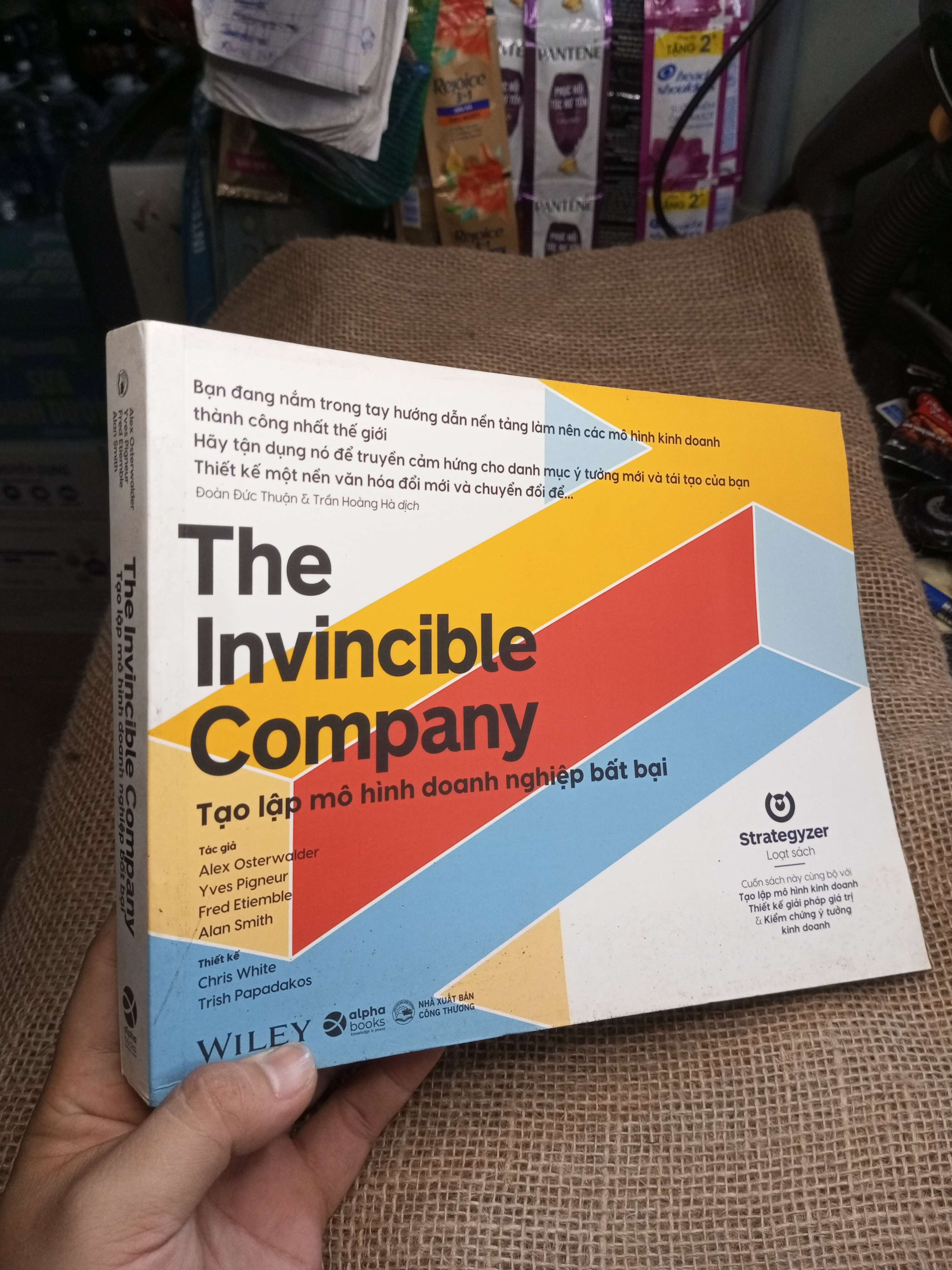 The Invincible Company Tạo Lập Mô Hình Doanh Nghiệp Bất Bại - Alex Osterwalder, Yves Pigneur, Fred Etiemble, Alan Smith 2020 mới 90% (Kinh doanh - Marketing) HMT