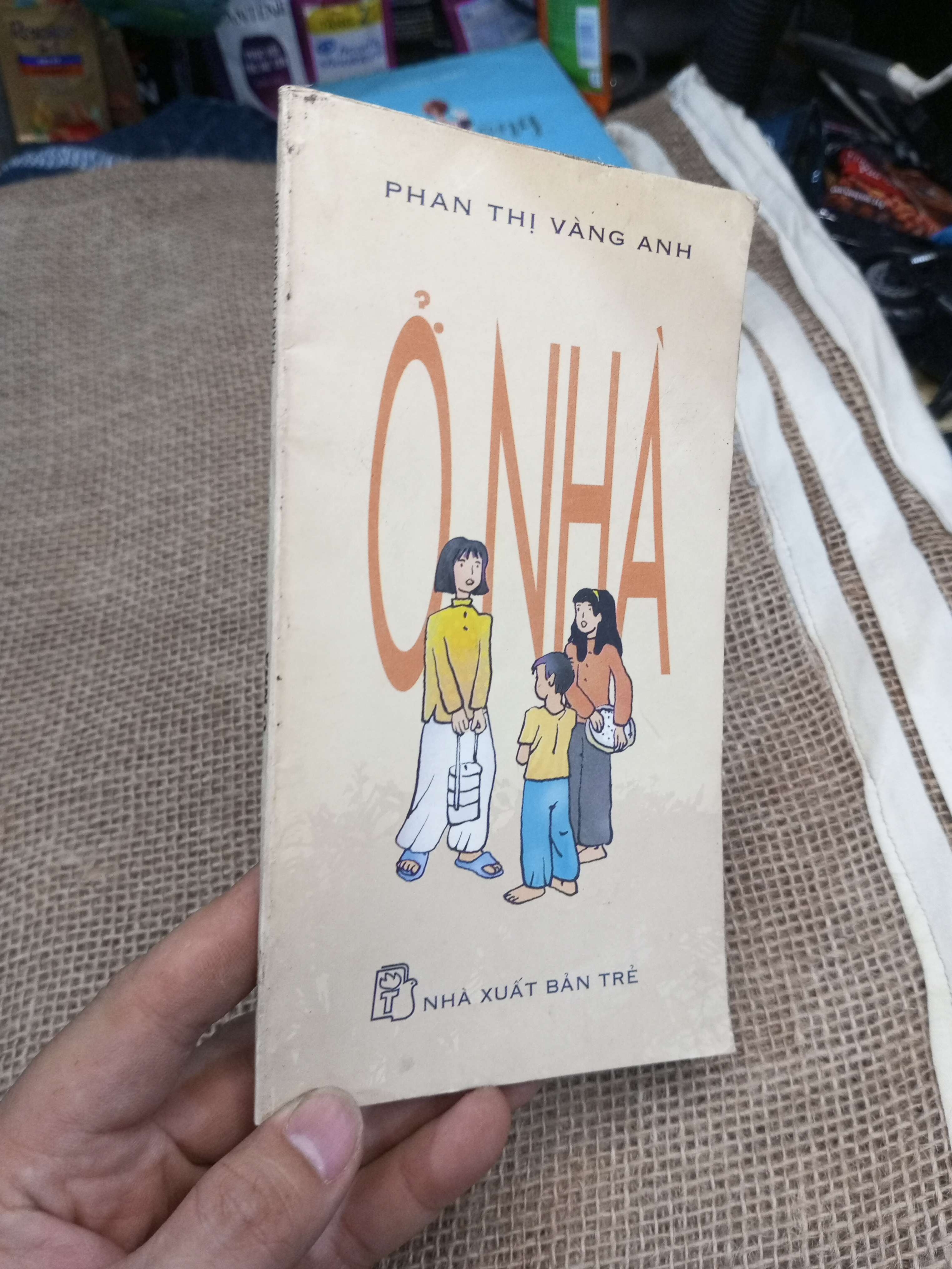 Ở Nhà - Phan Thị Vàng Anh 2001 mới 80% (Sách văn học) HMT