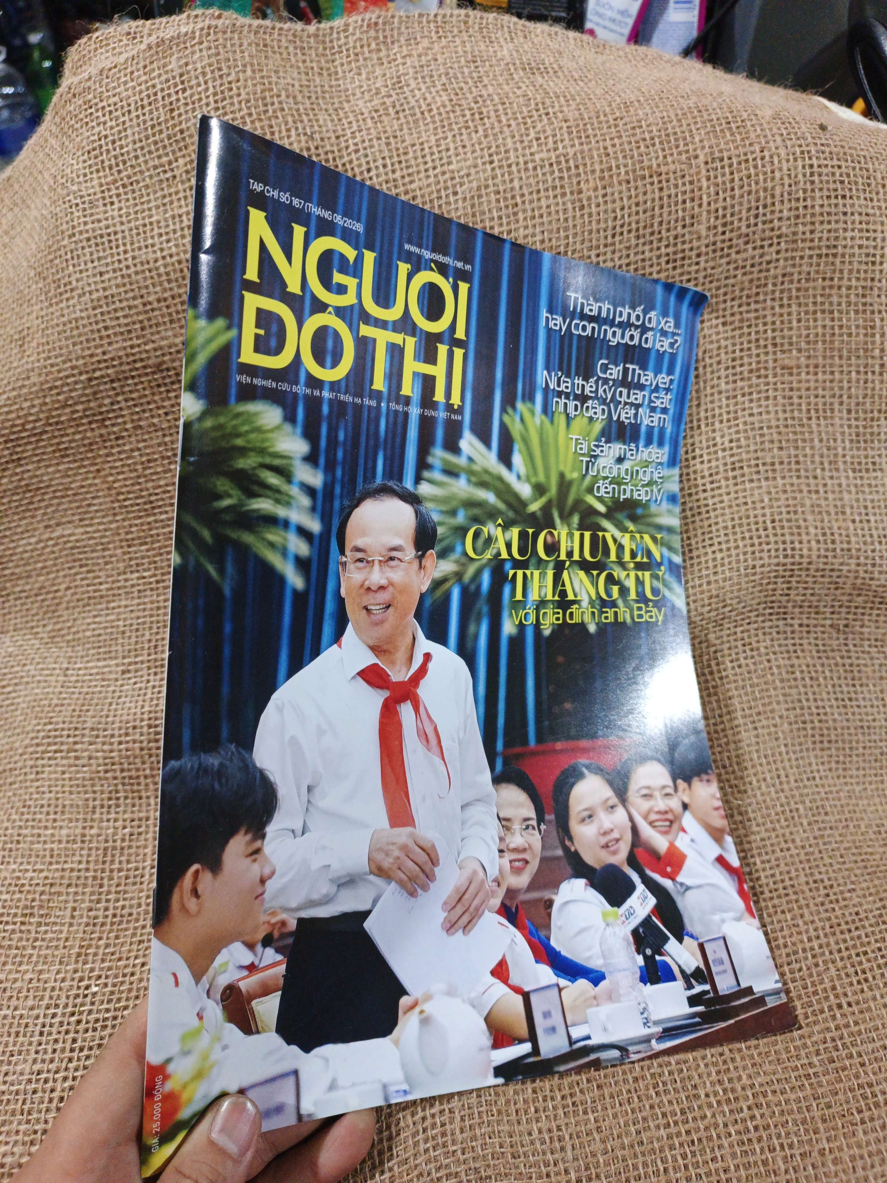 Tạp Chí Số 167 - Người Đô Thị - Câu Chuyện Tháng Tư Với Gia Đình Anh Bảy mới 90% (Tạp chí) HMT