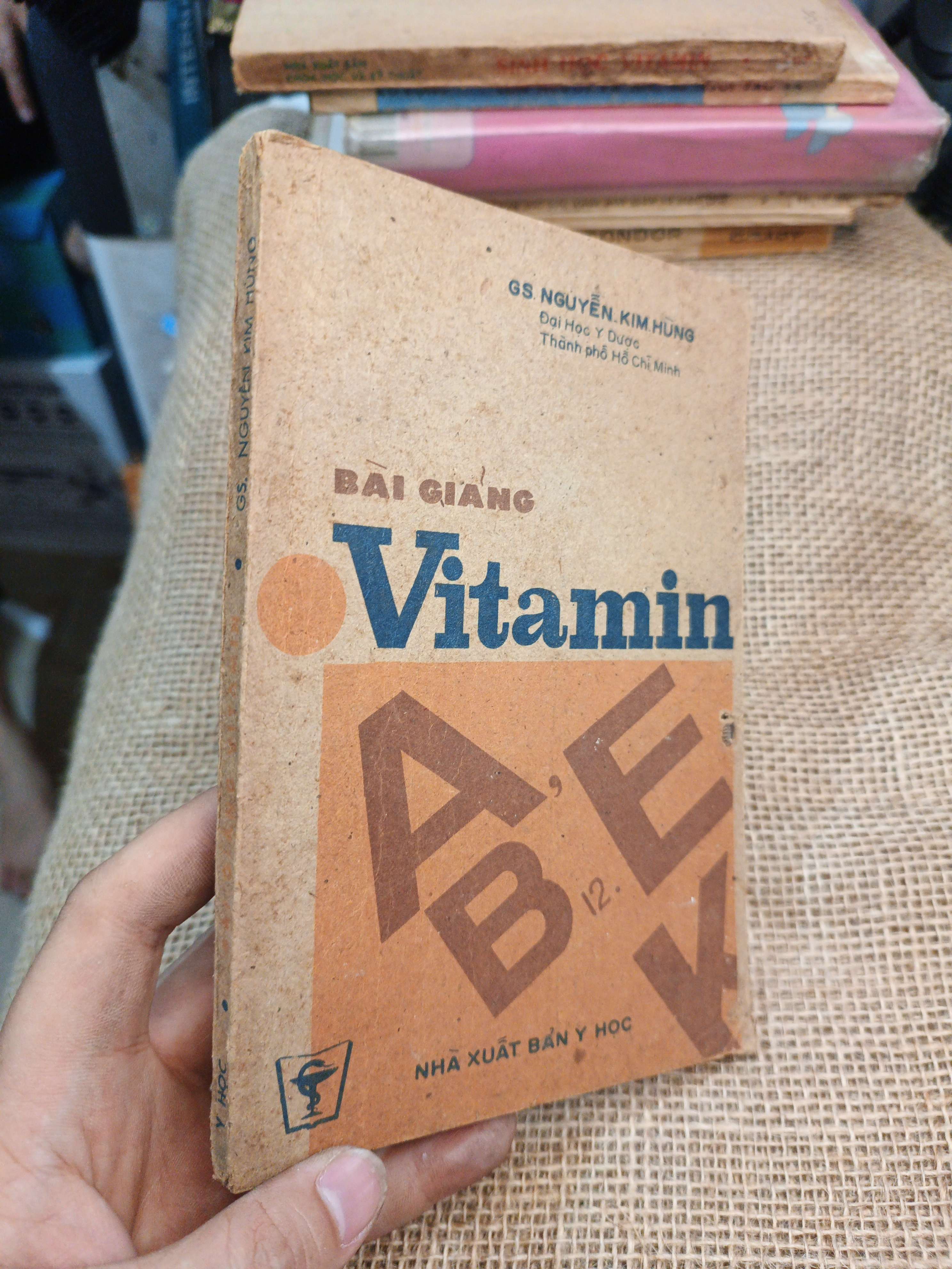 Bài Giảng Vitamin - Nguyễn Kim Hùng 1986 mới 80% ố (Sách Y học - Sức khỏe - Thể thao) HLSC