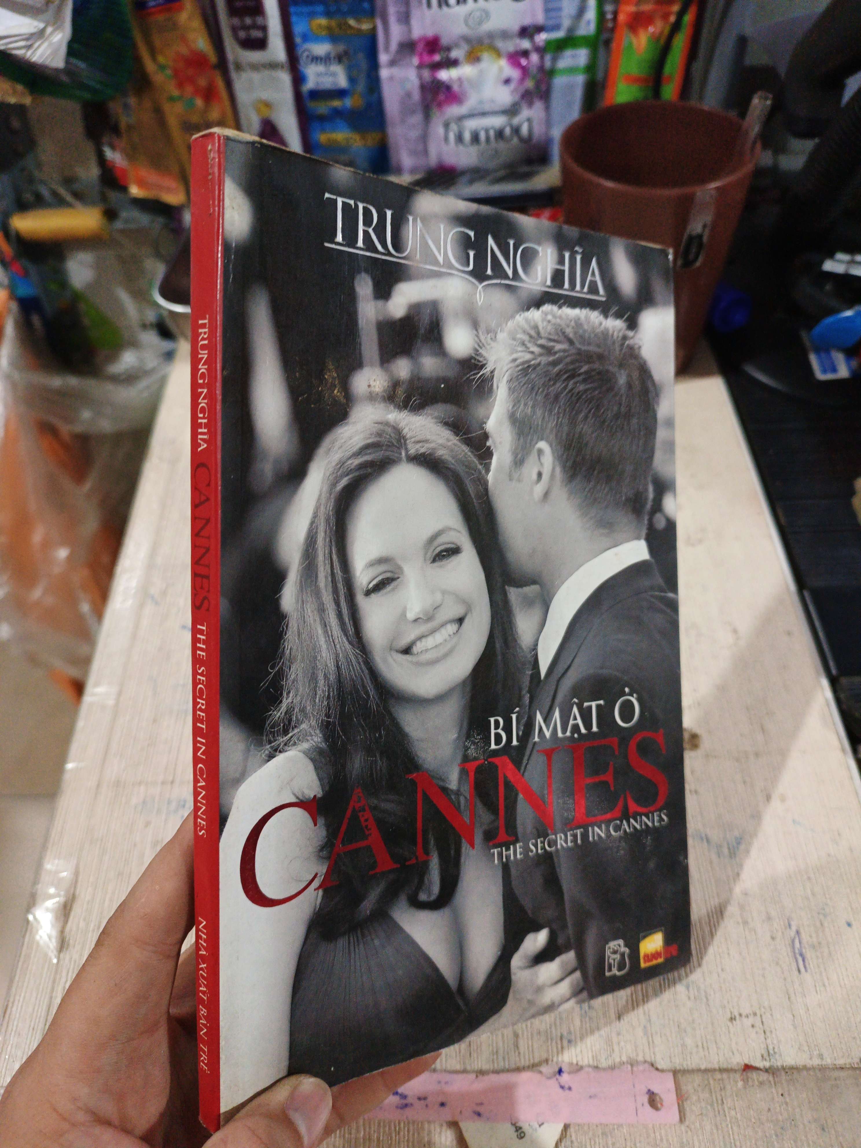 Bí Mật Ở Cannes - Trung Nghĩa 2009 mới 80% ố (Sách văn học) HLSC