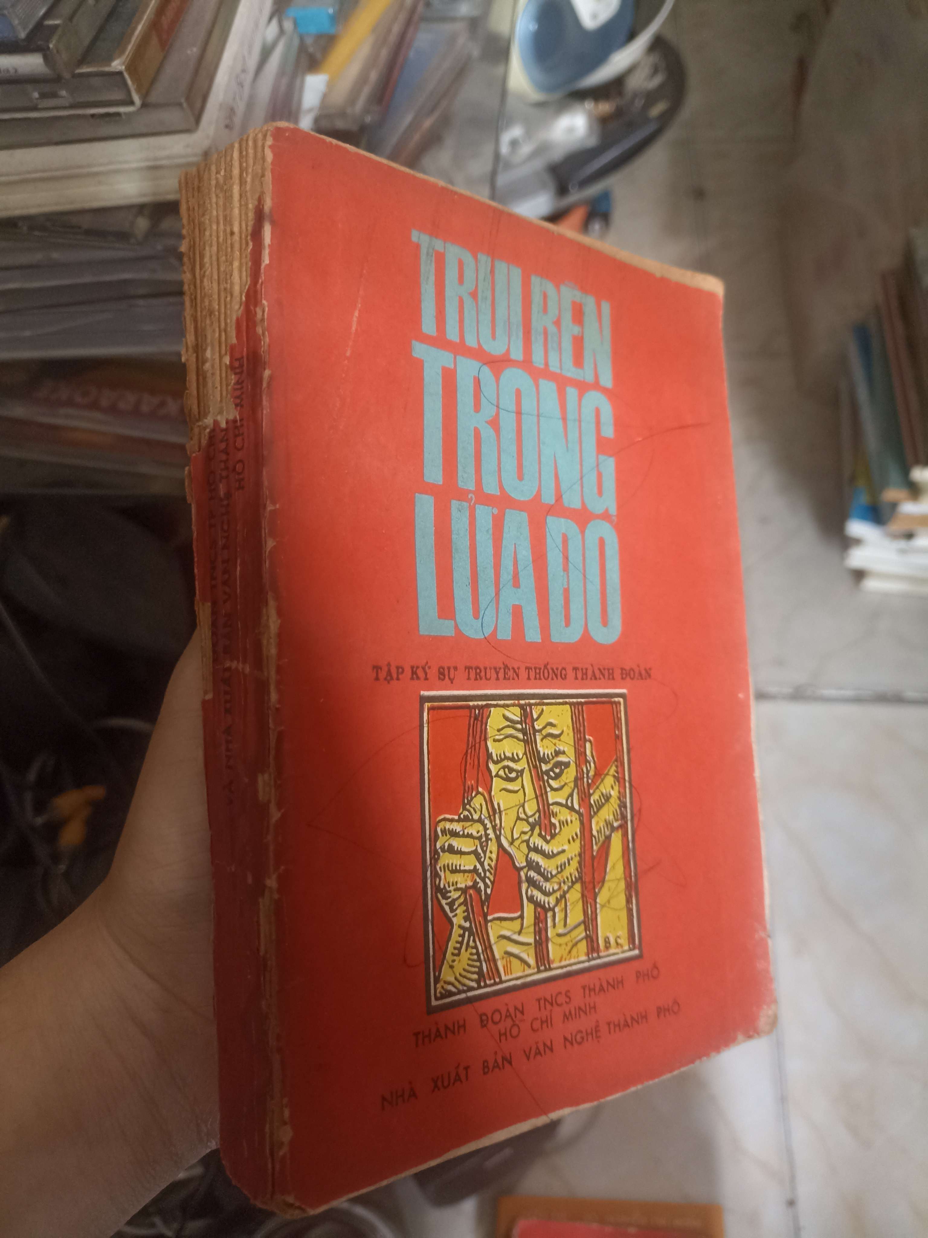 Trui rèn trong lửa đỏ (Tập ký sự truyền thống Thành Đoàn) 1985 (Lịch sử Việt Nam) KSX